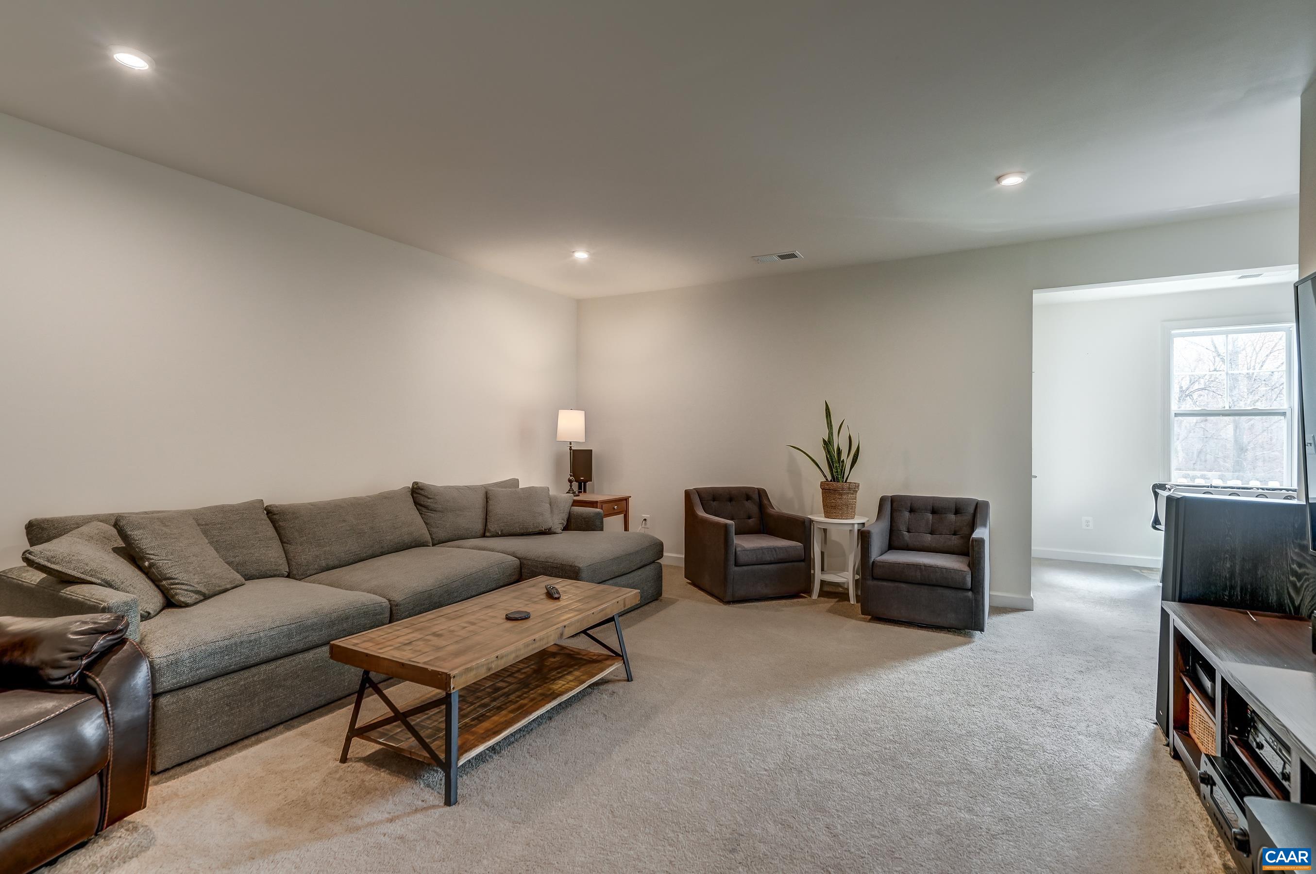 330 BISHOPGATE LN