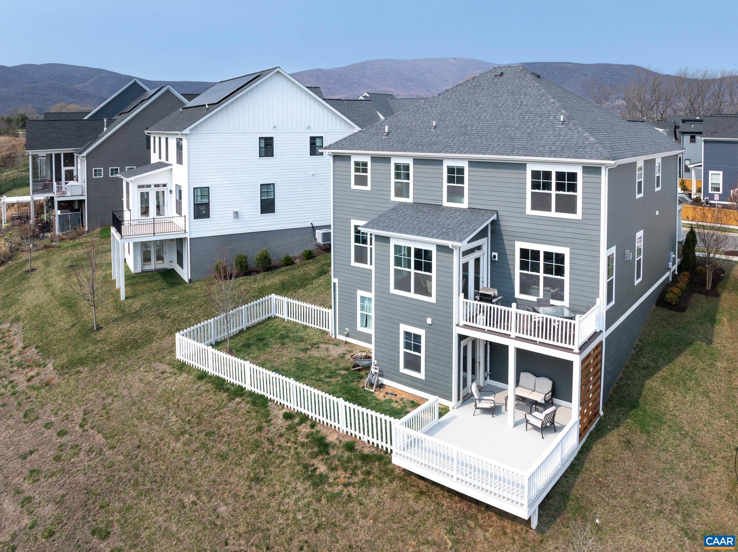 330 BISHOPGATE LN