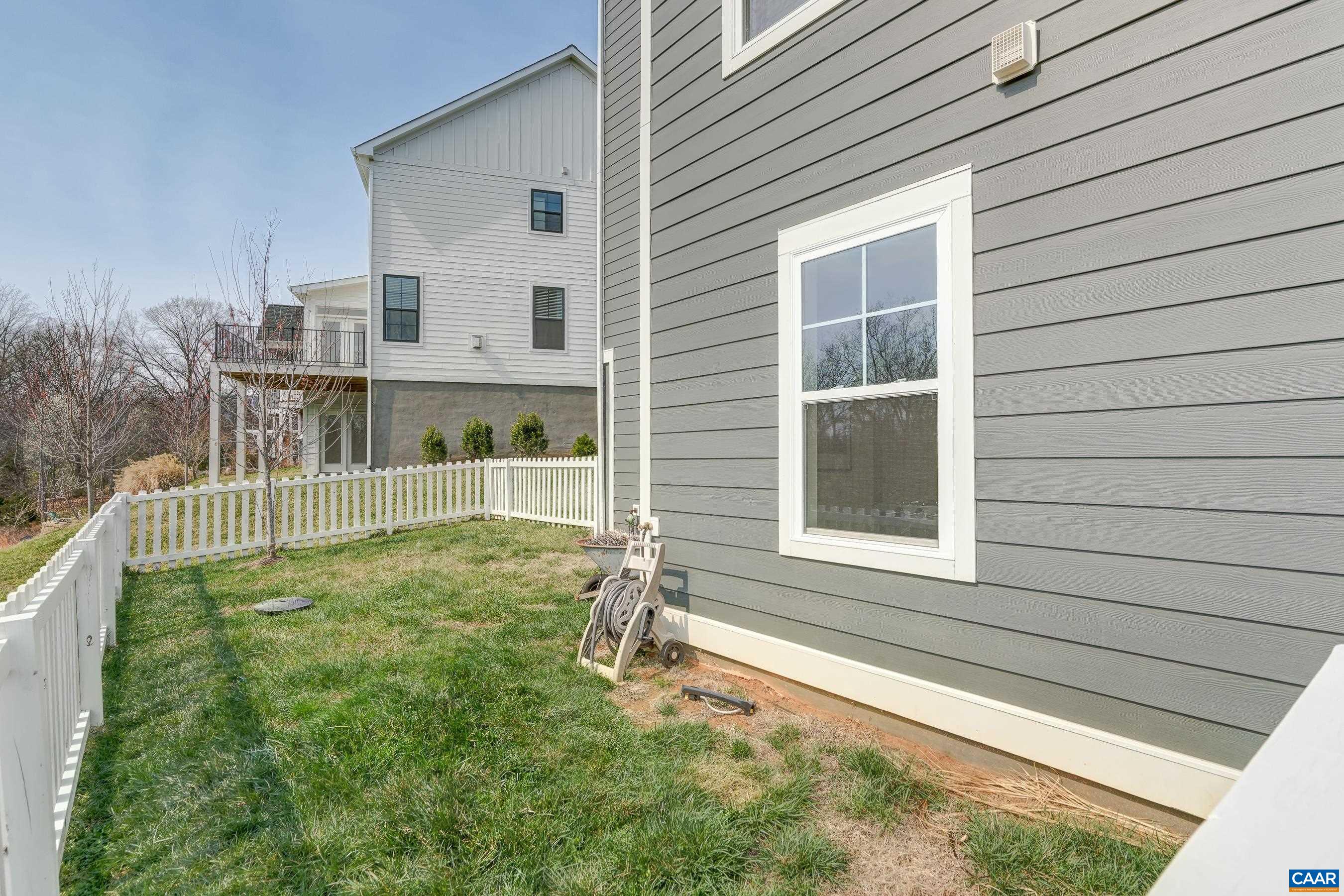 330 BISHOPGATE LN
