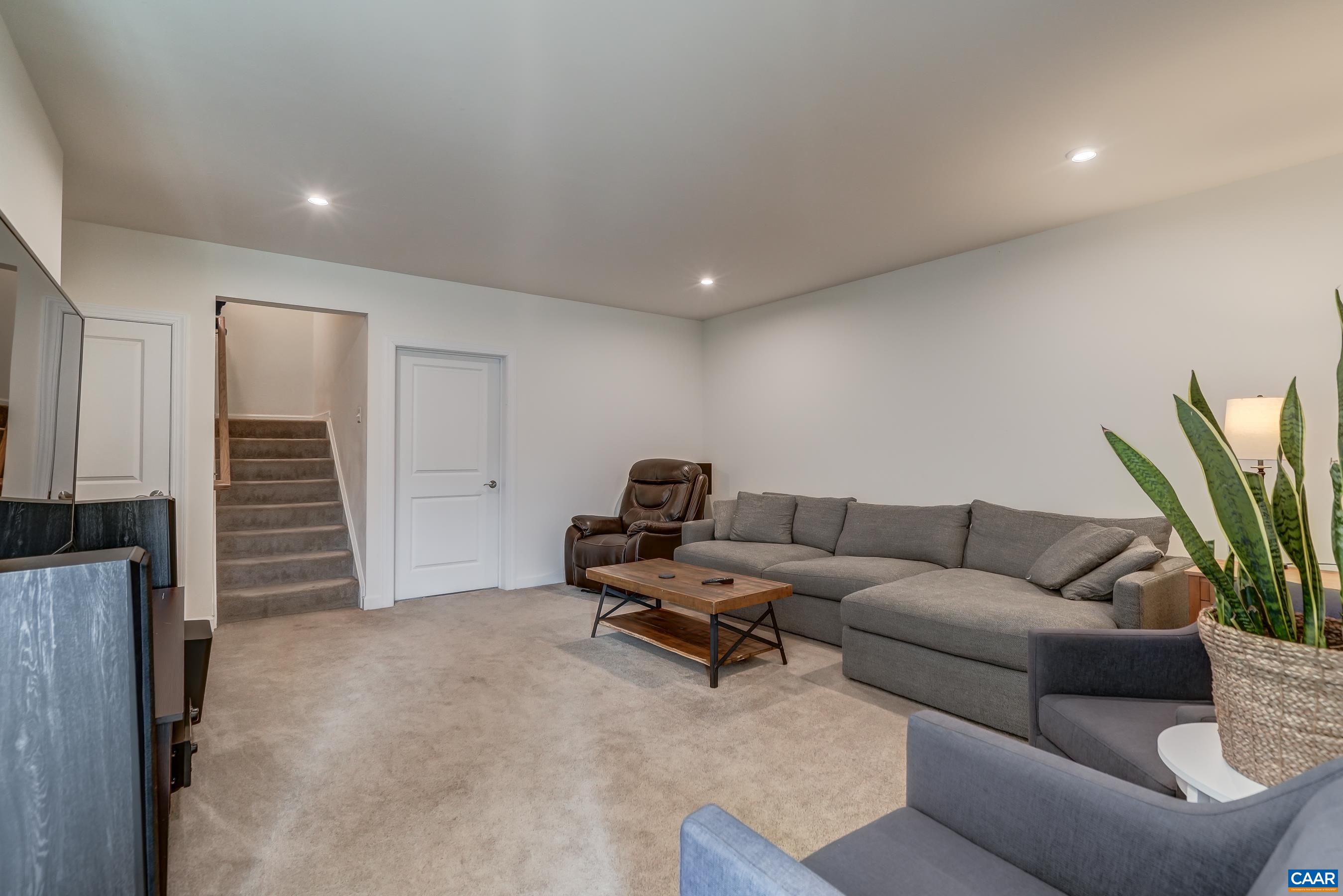 330 BISHOPGATE LN