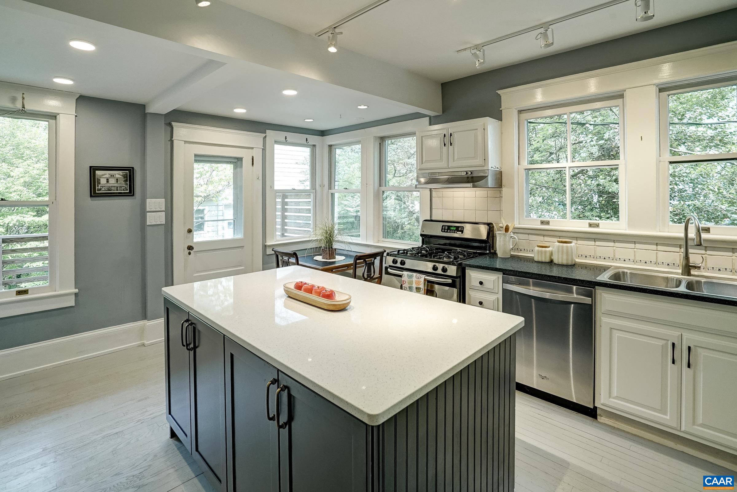 2425 JEFFERSON PARK AVE