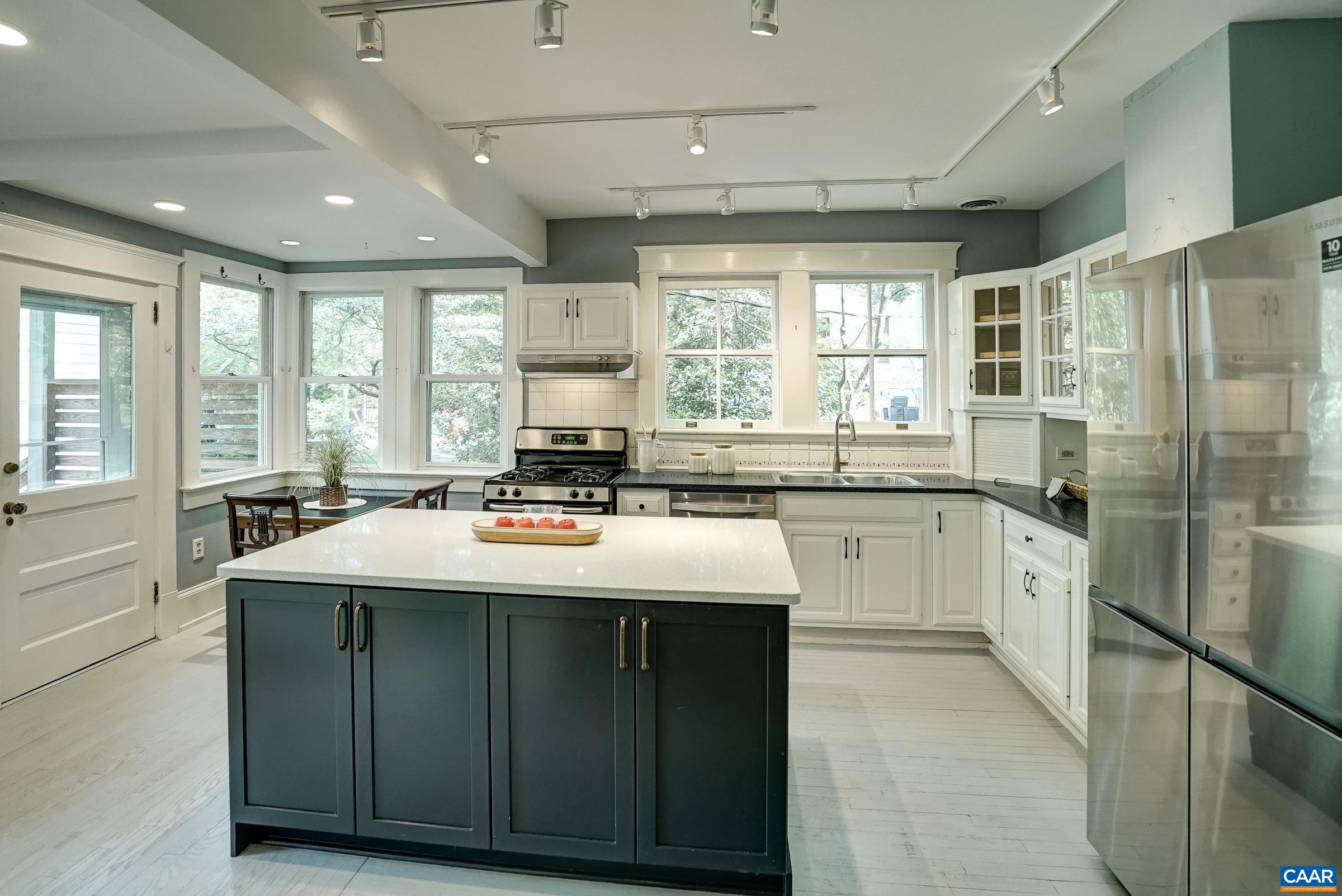 2425 JEFFERSON PARK AVE