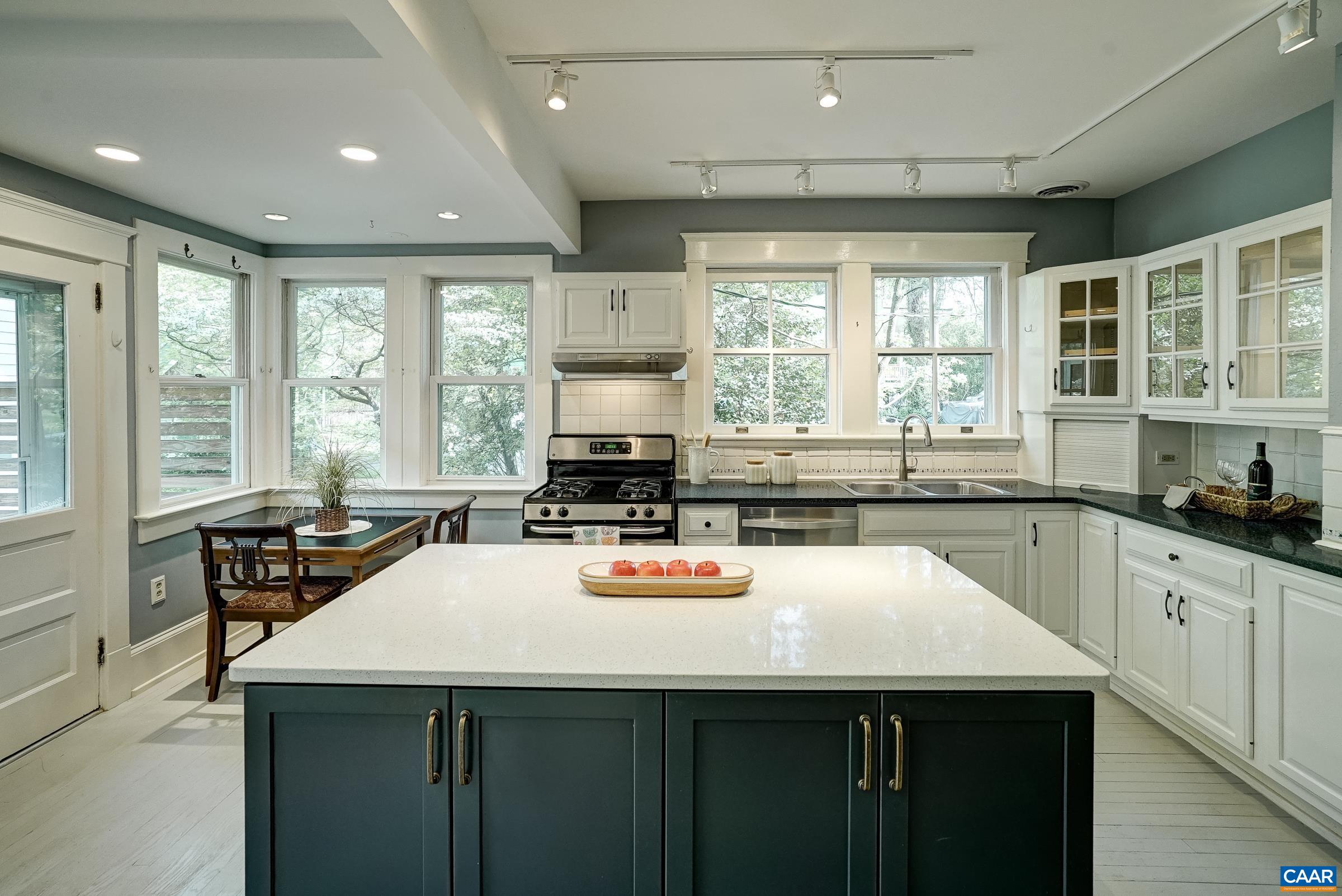 2425 JEFFERSON PARK AVE