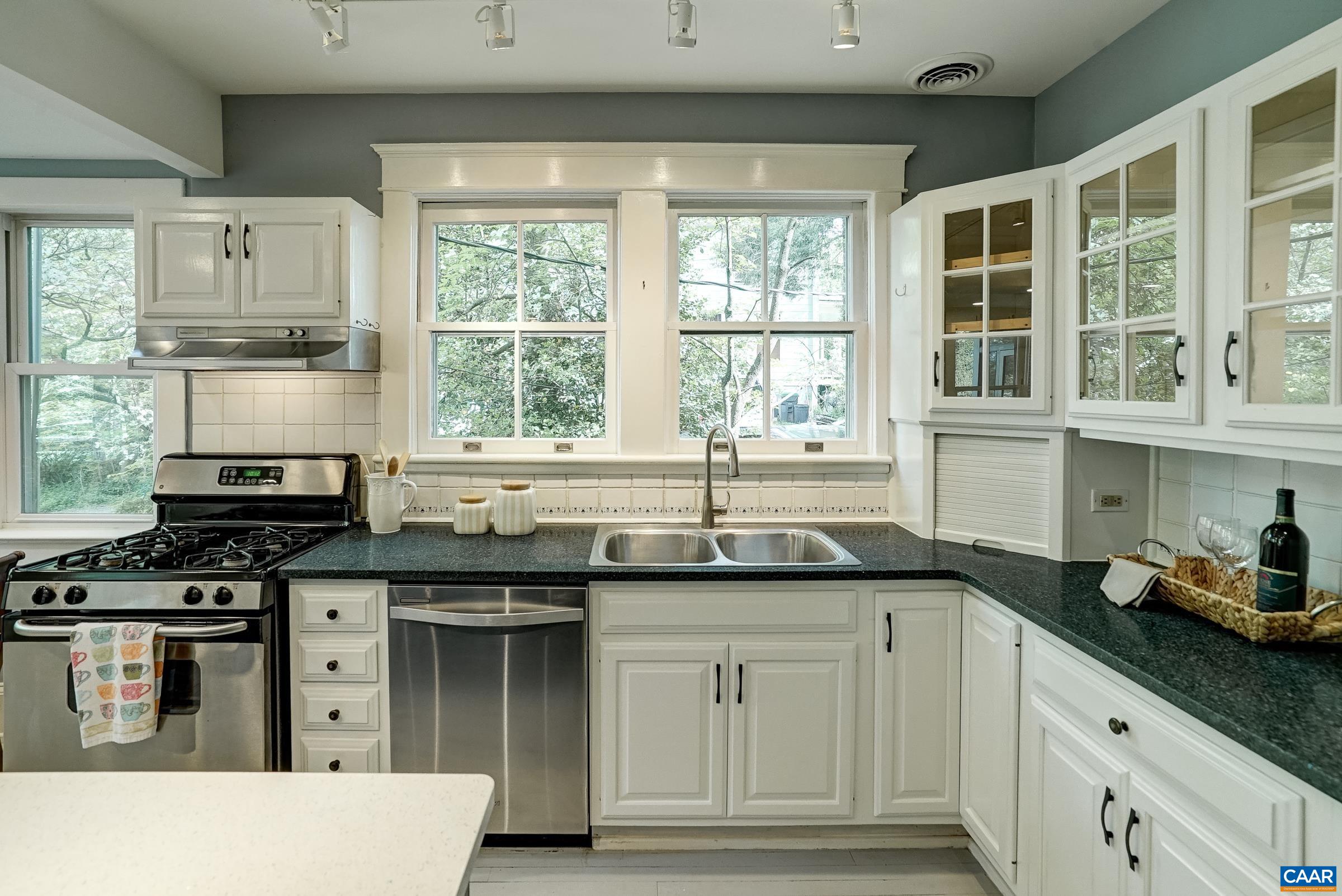 2425 JEFFERSON PARK AVE