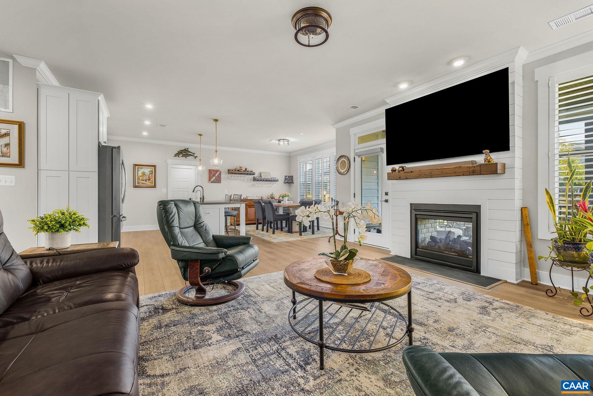 718 ARBOLEDA DR