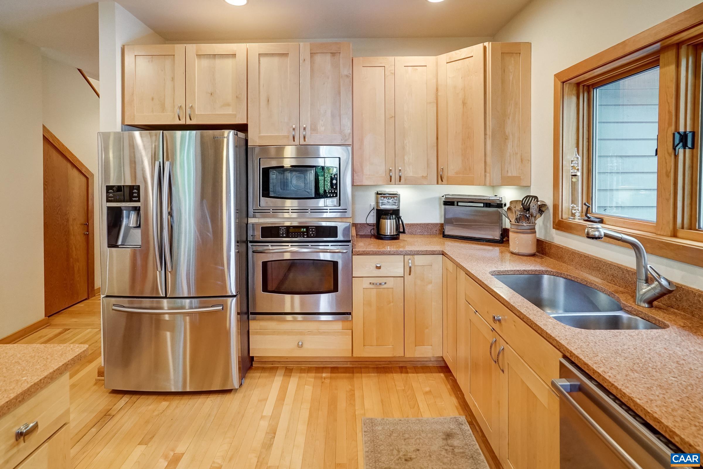 136 HOODED WARBLER LN