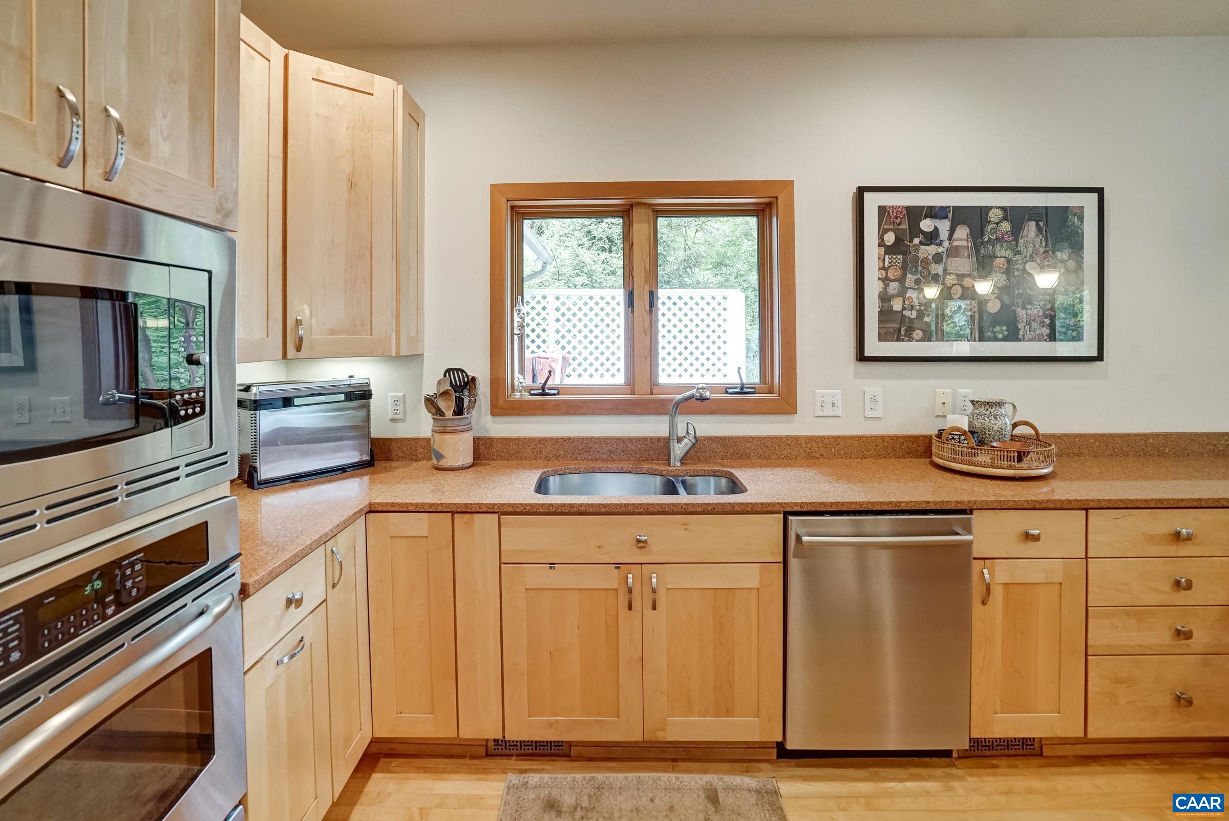 136 HOODED WARBLER LN