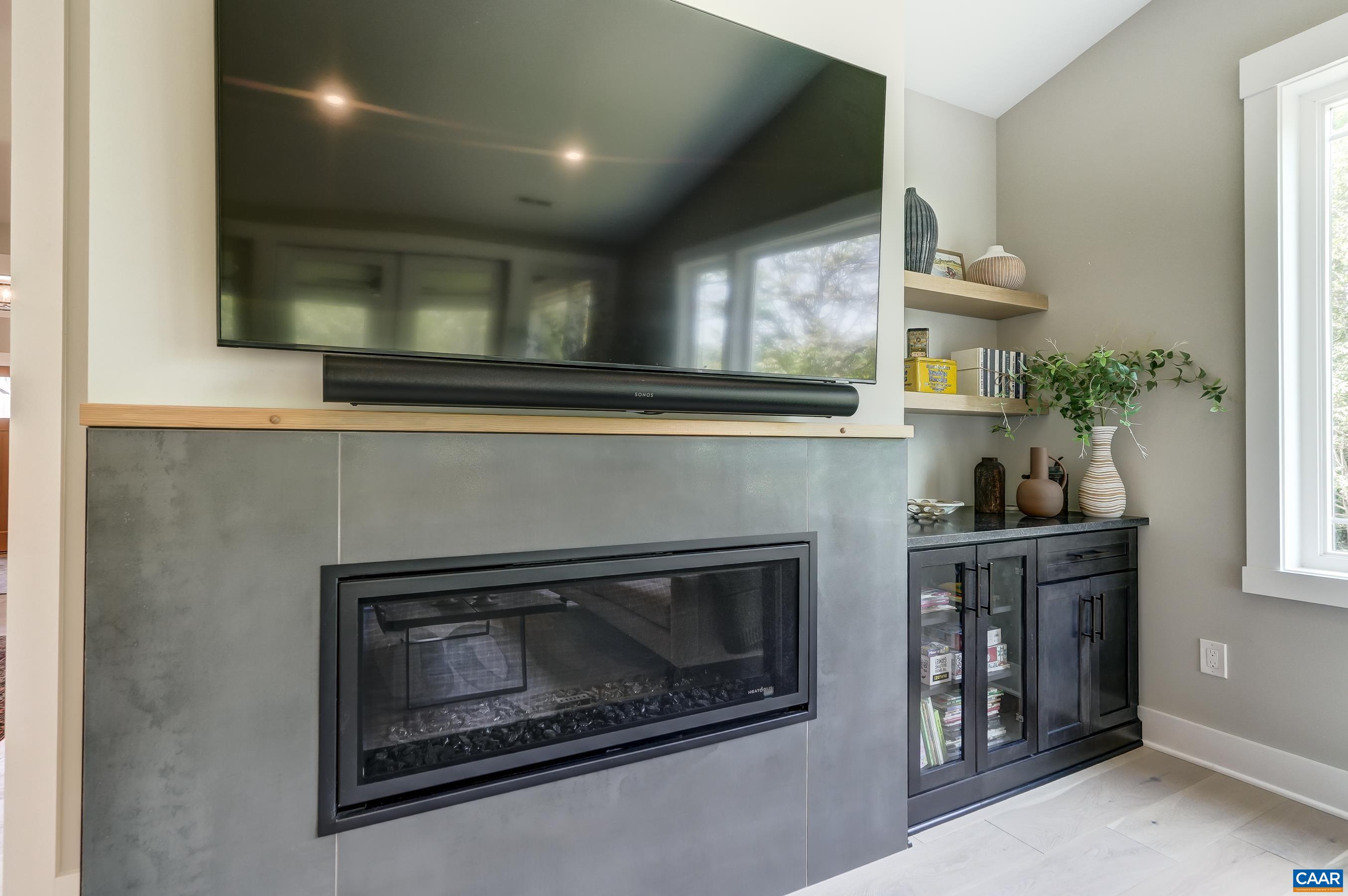 401 LOCHLYN HILL DR