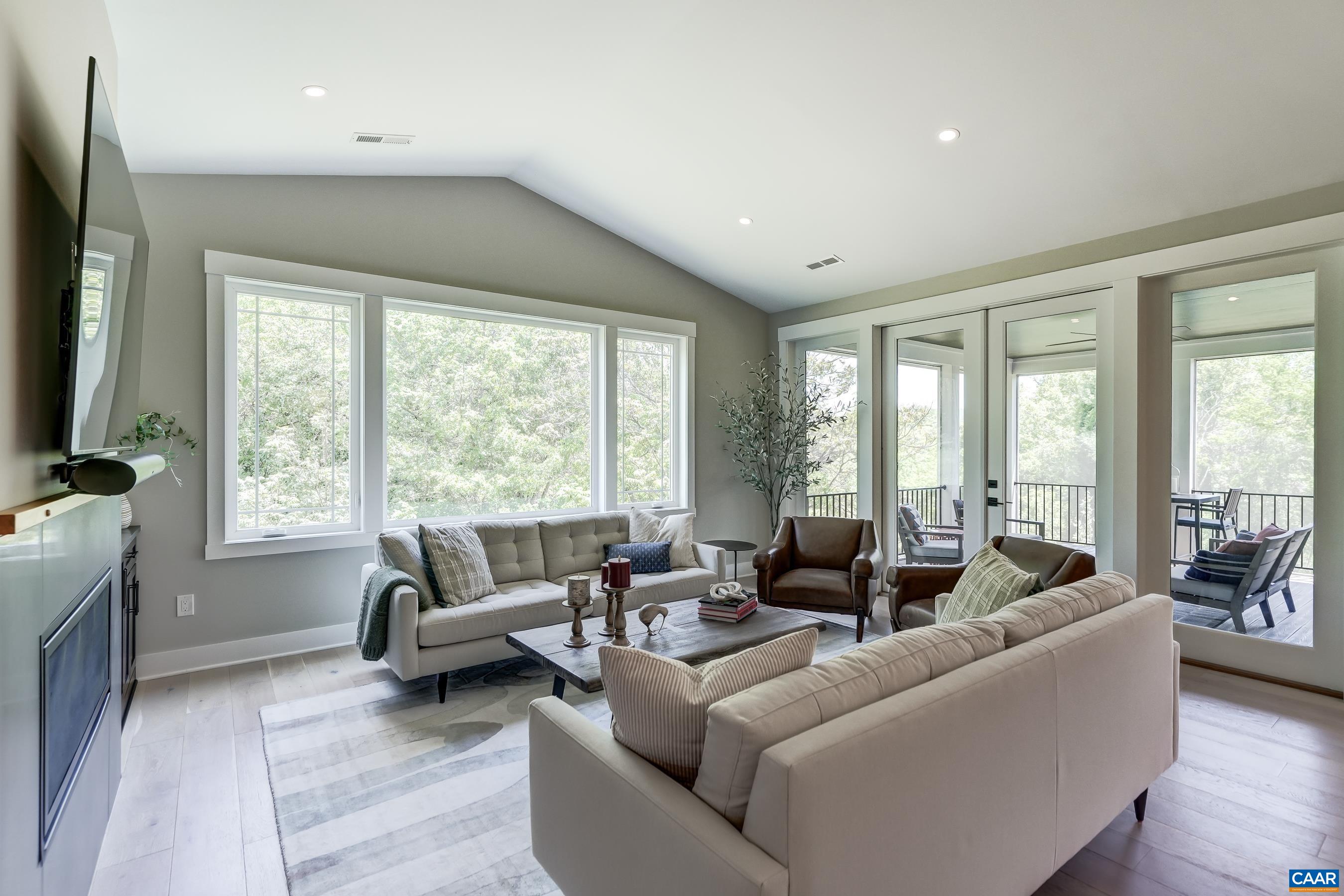 401 LOCHLYN HILL DR