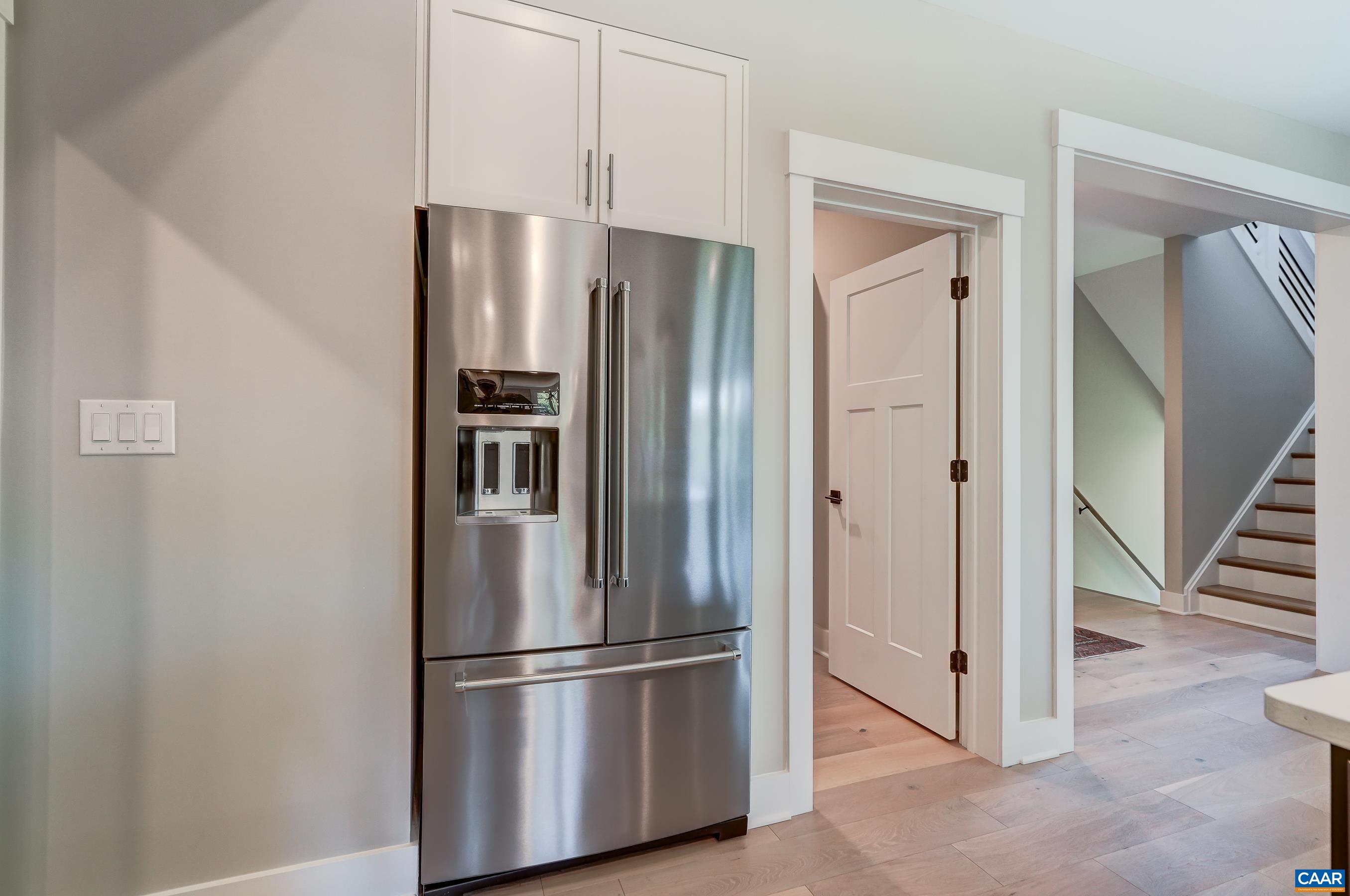 401 LOCHLYN HILL DR