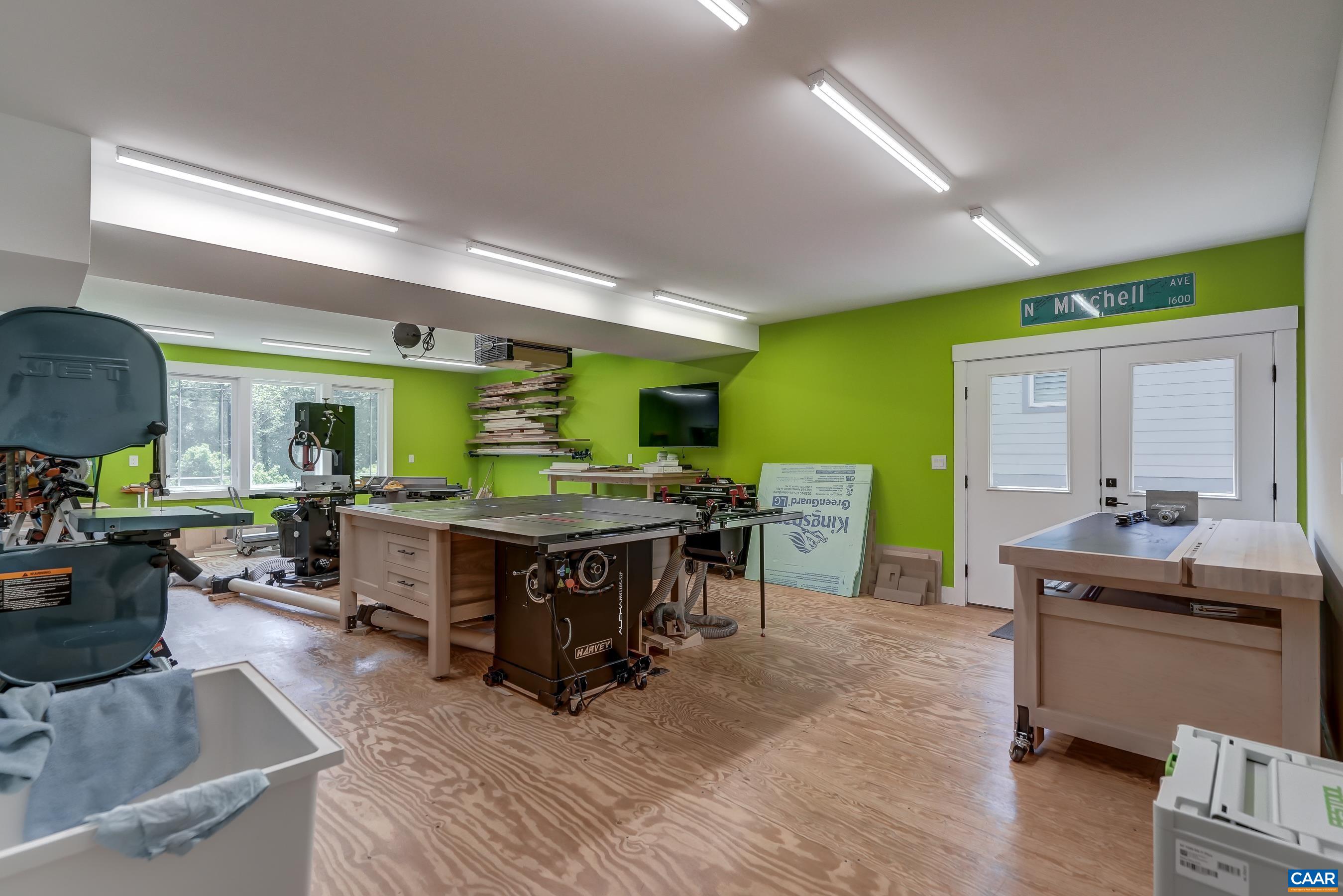 401 LOCHLYN HILL DR
