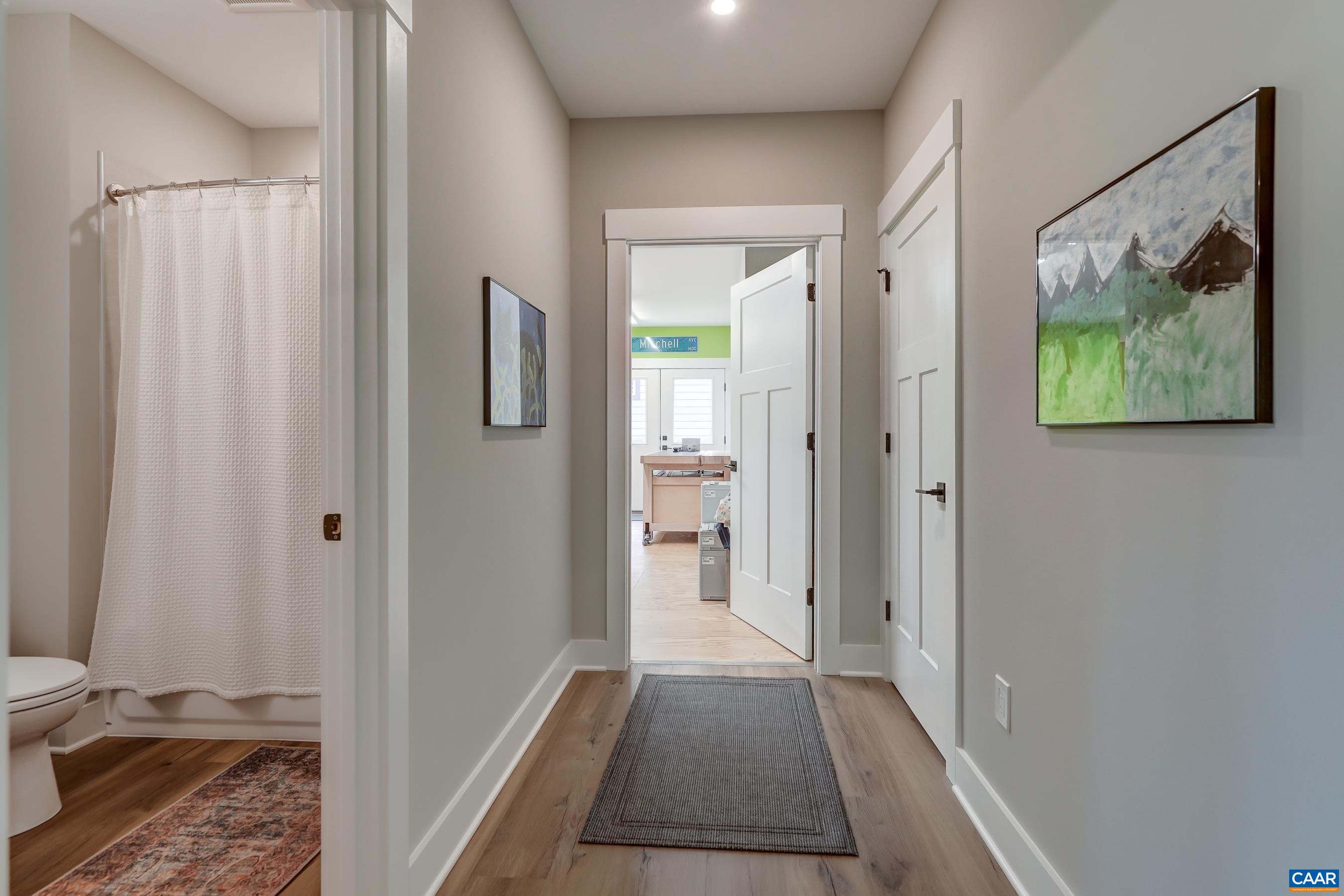 401 LOCHLYN HILL DR