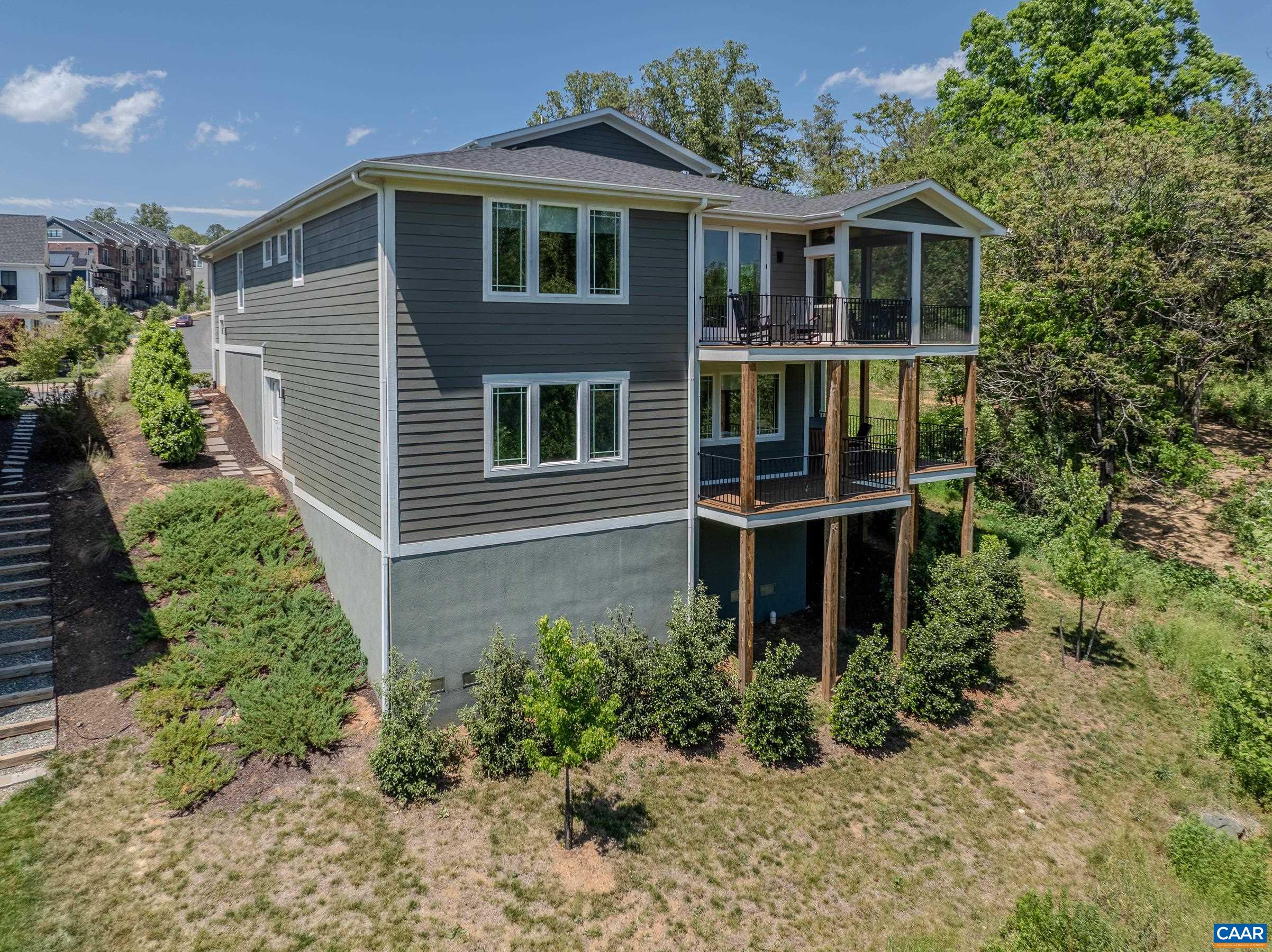 401 LOCHLYN HILL DR