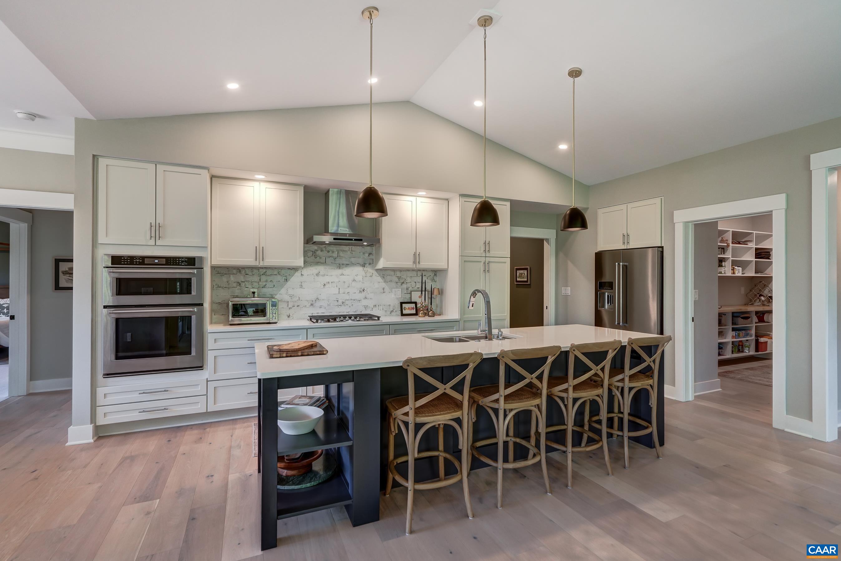 401 LOCHLYN HILL DR