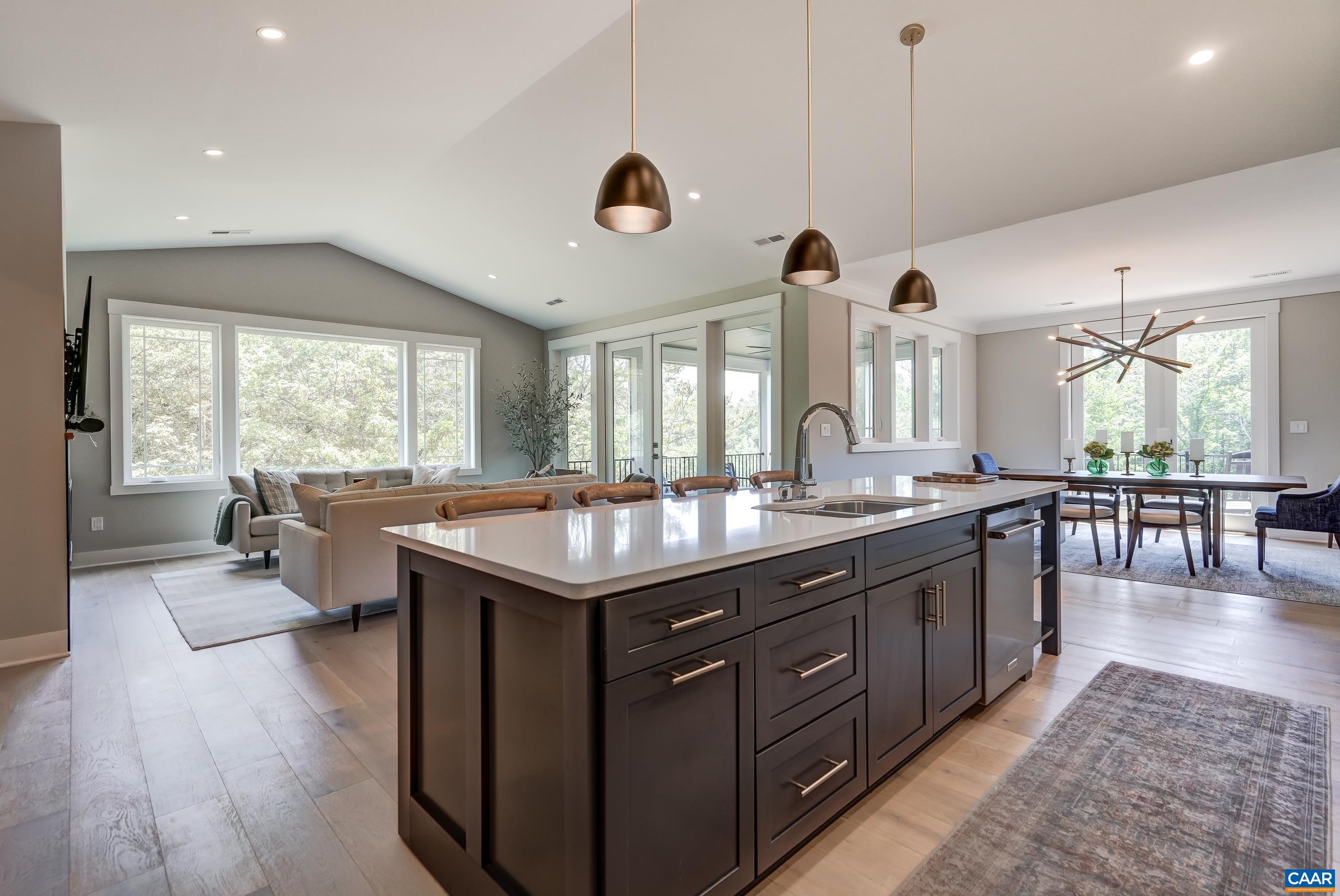 401 LOCHLYN HILL DR