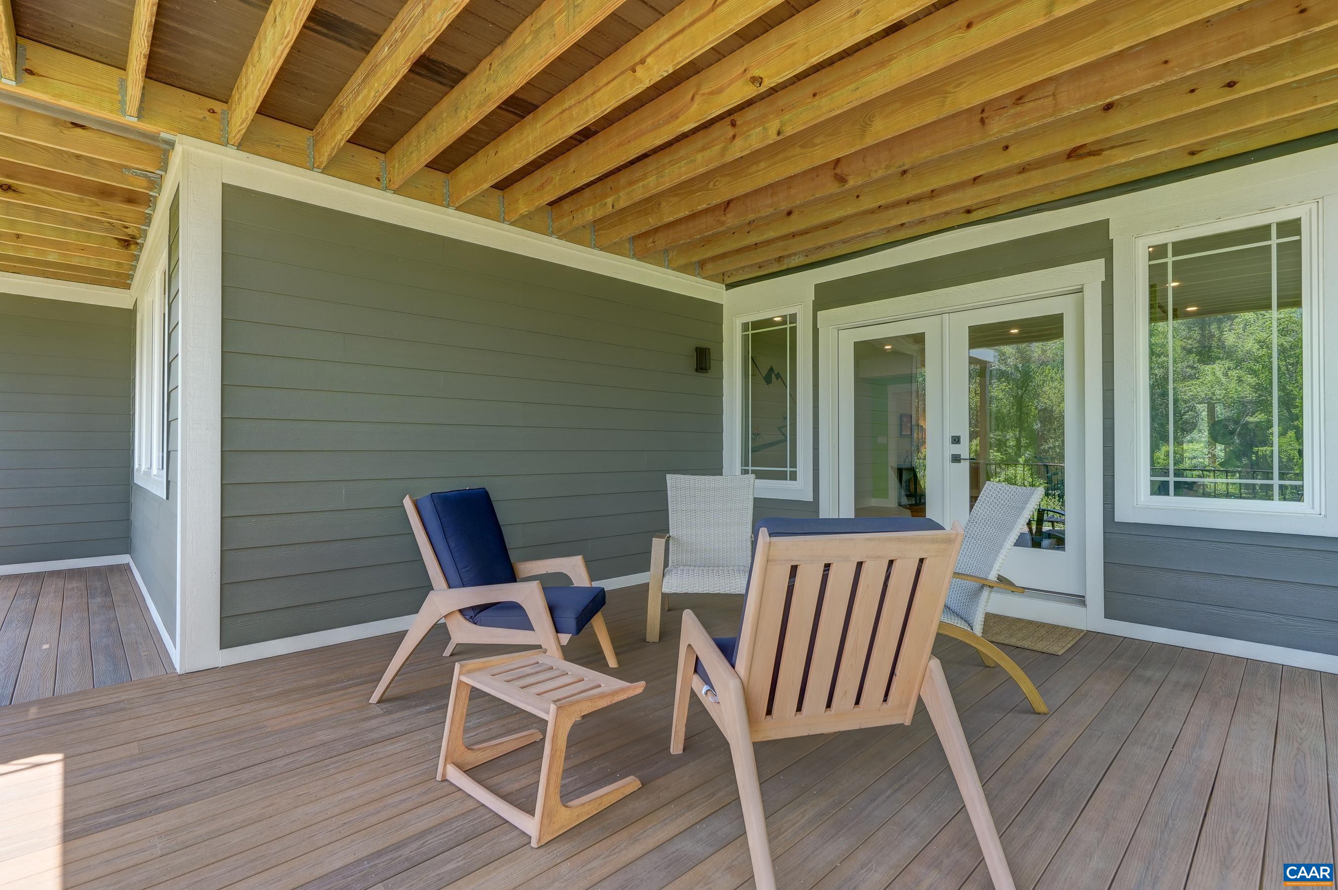 401 LOCHLYN HILL DR
