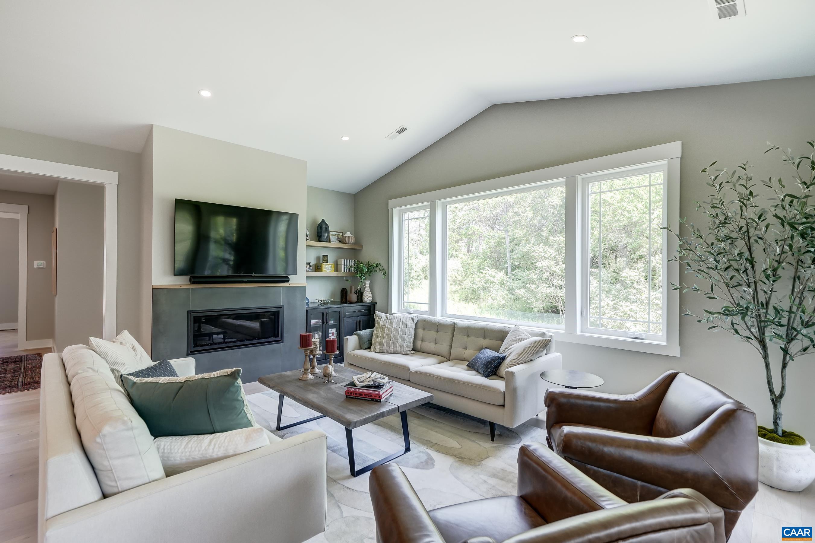 401 LOCHLYN HILL DR