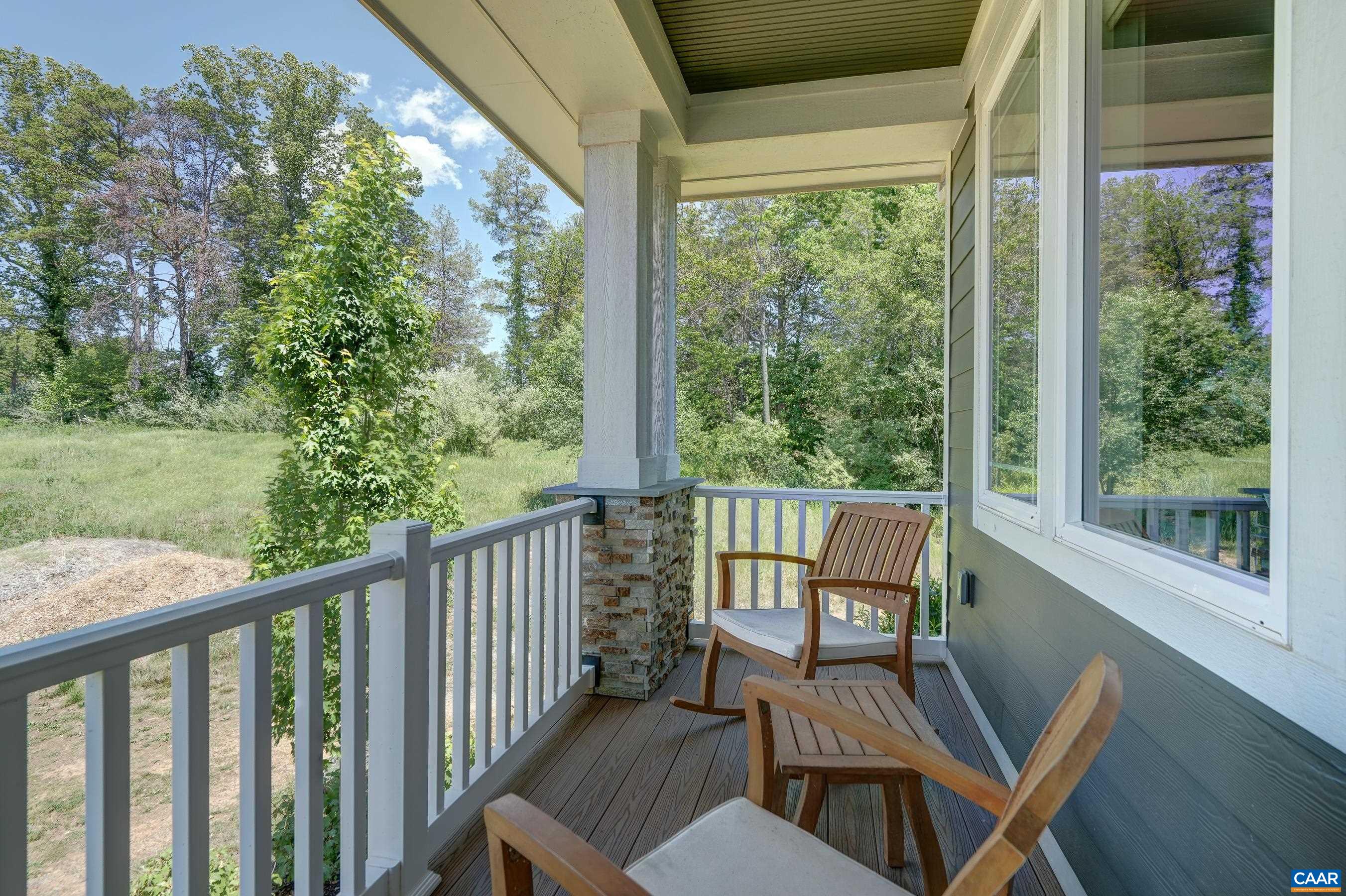 401 LOCHLYN HILL DR