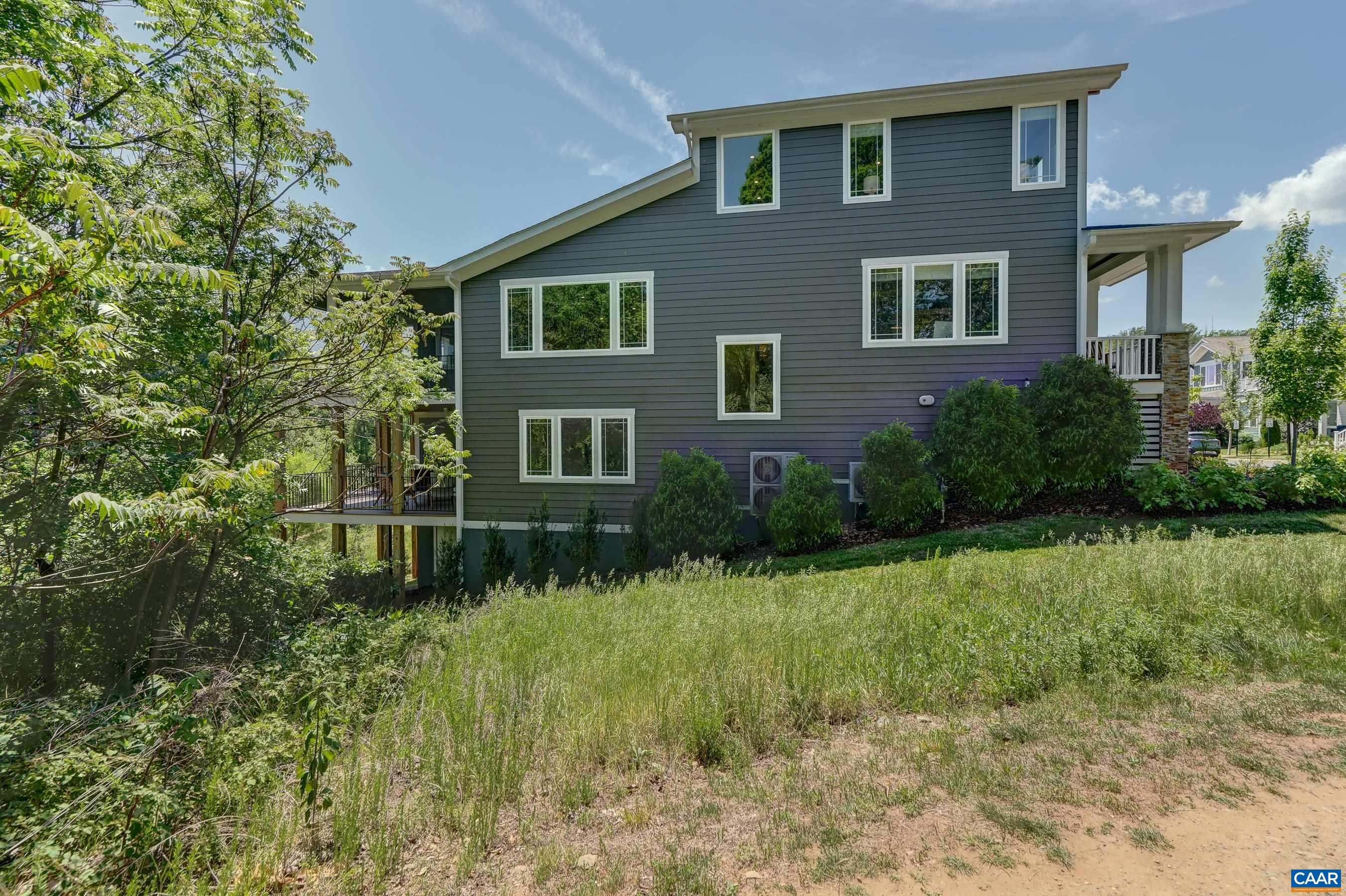 401 LOCHLYN HILL DR
