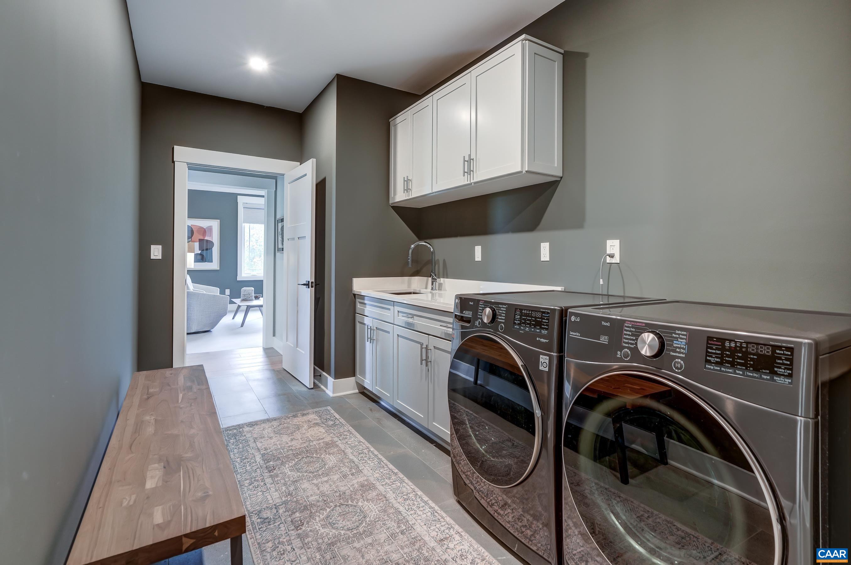 401 LOCHLYN HILL DR