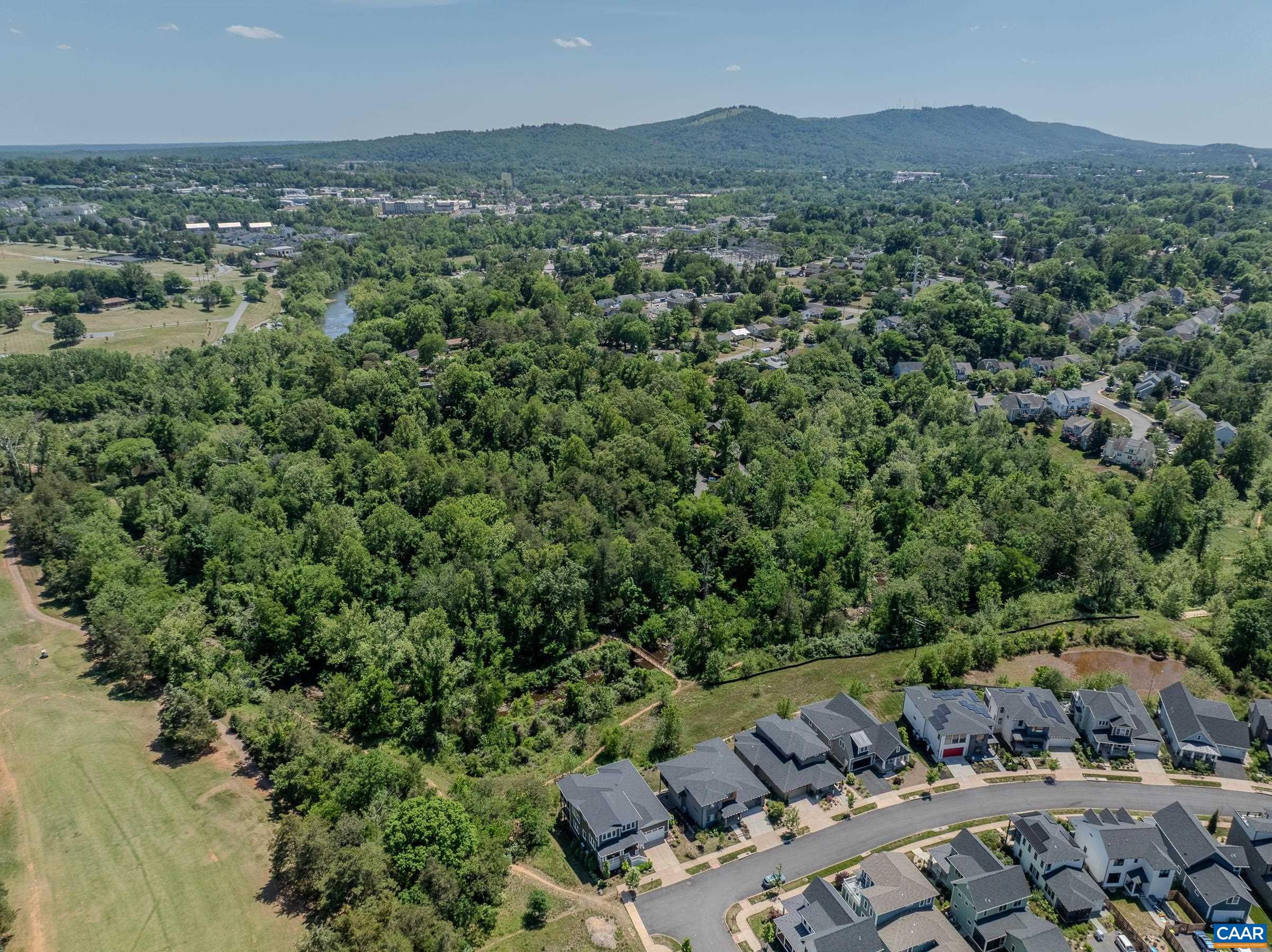 401 LOCHLYN HILL DR
