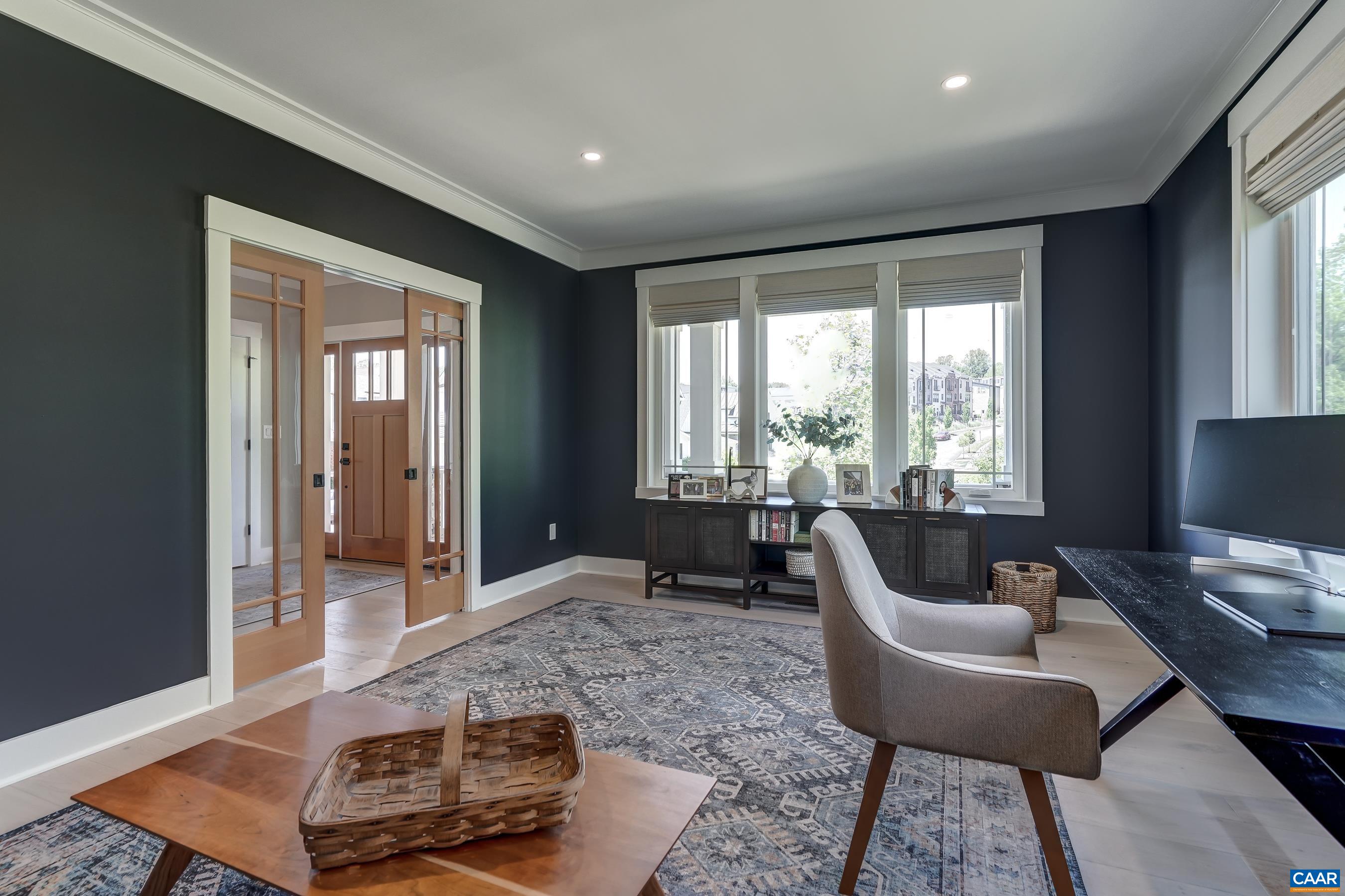 401 LOCHLYN HILL DR