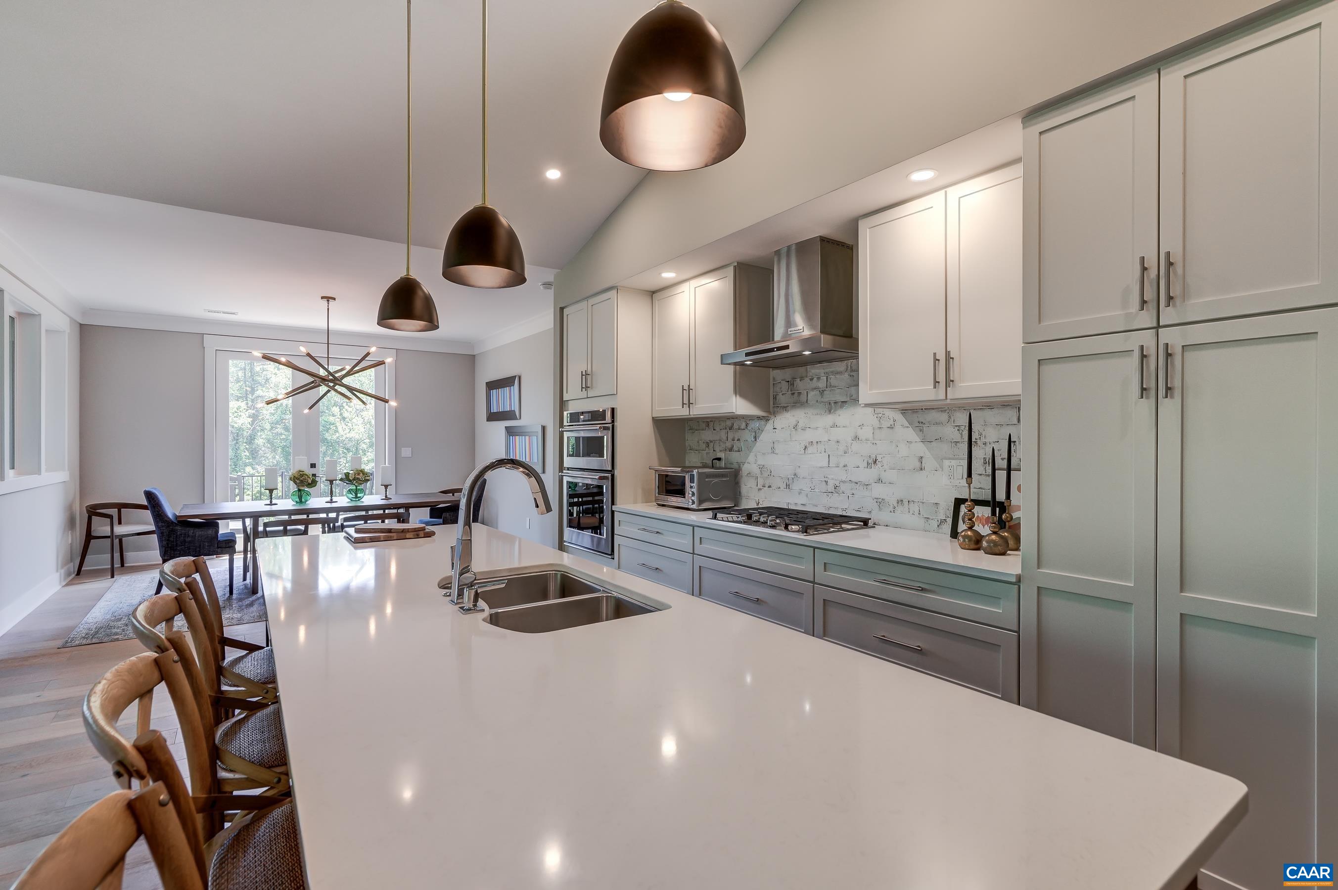 401 LOCHLYN HILL DR