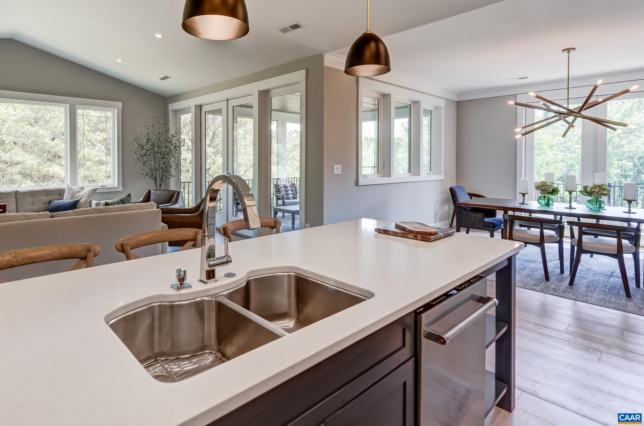 401 LOCHLYN HILL DR
