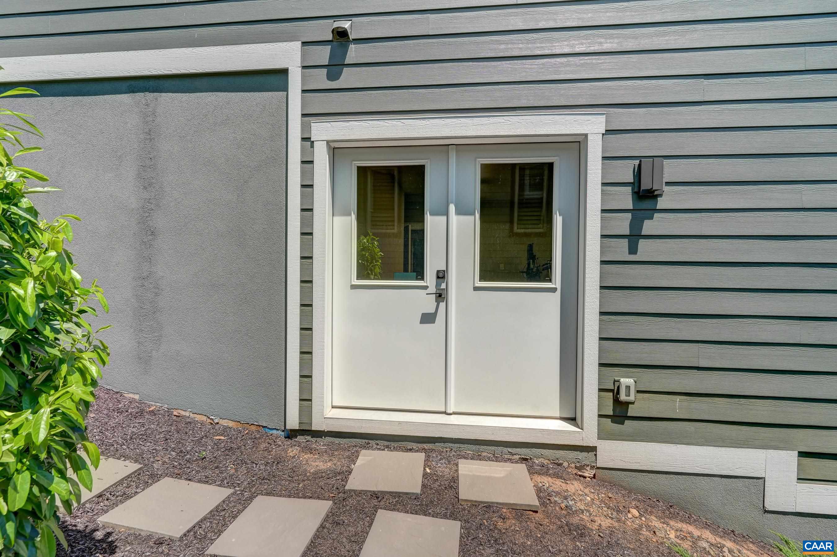 401 LOCHLYN HILL DR