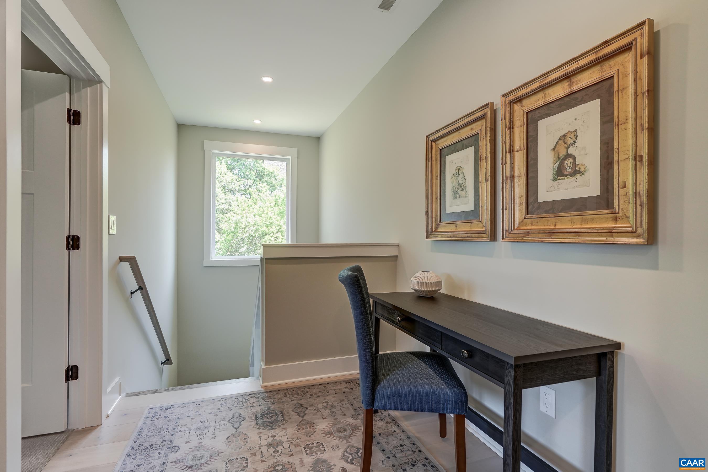 401 LOCHLYN HILL DR