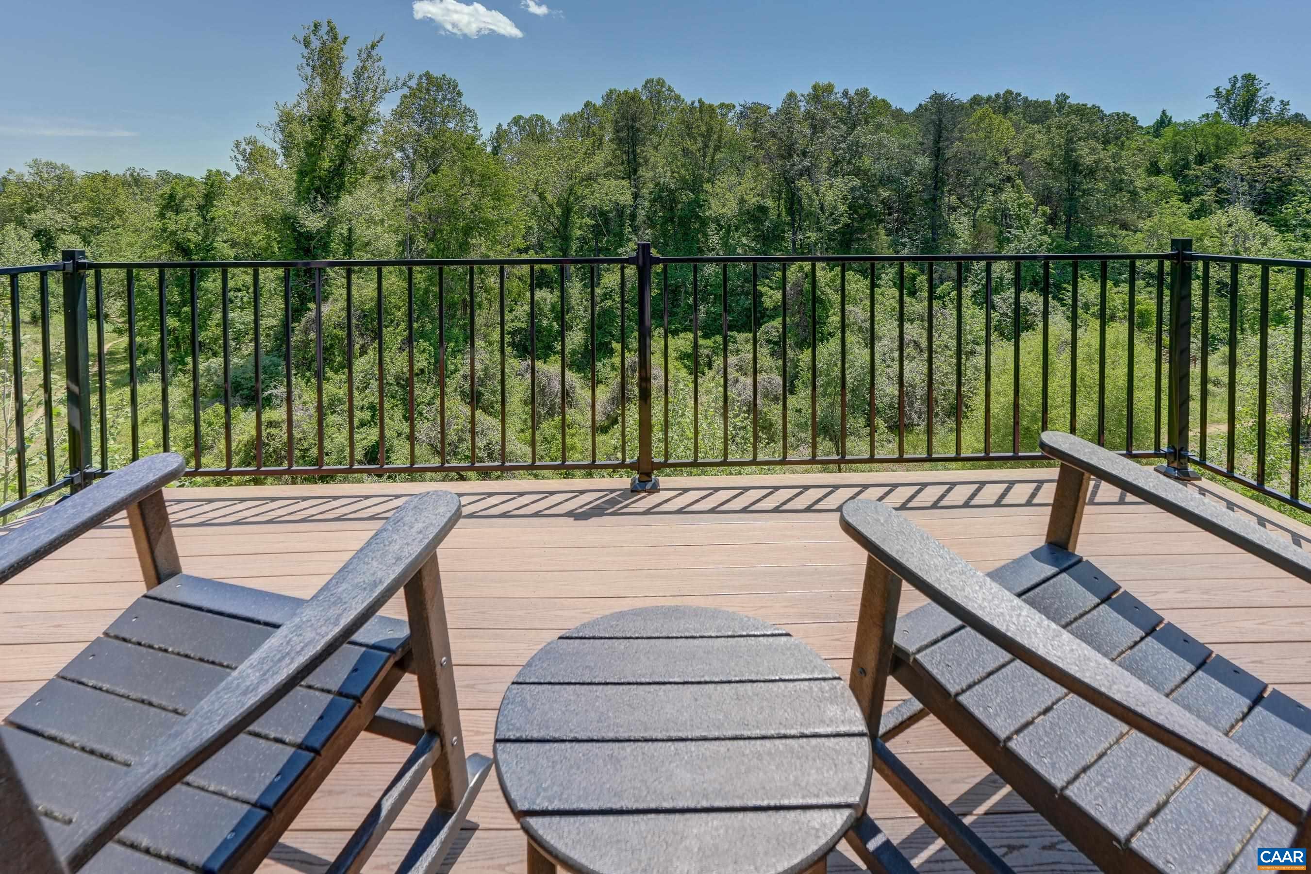 401 LOCHLYN HILL DR