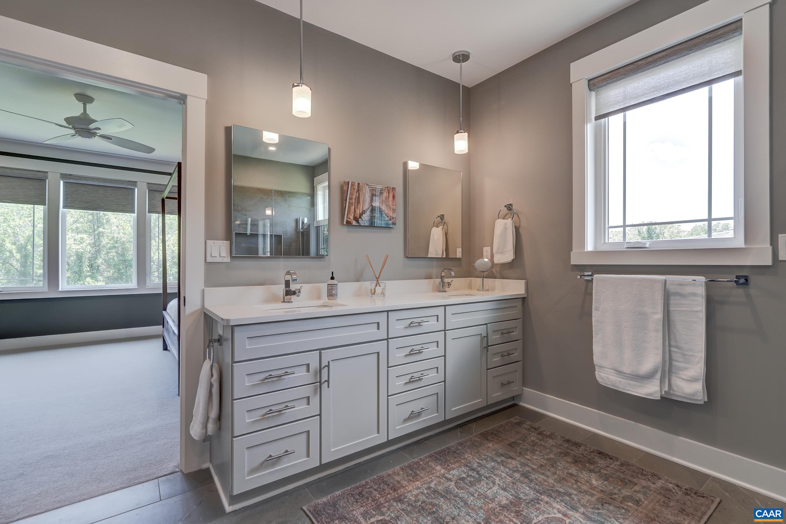 401 LOCHLYN HILL DR