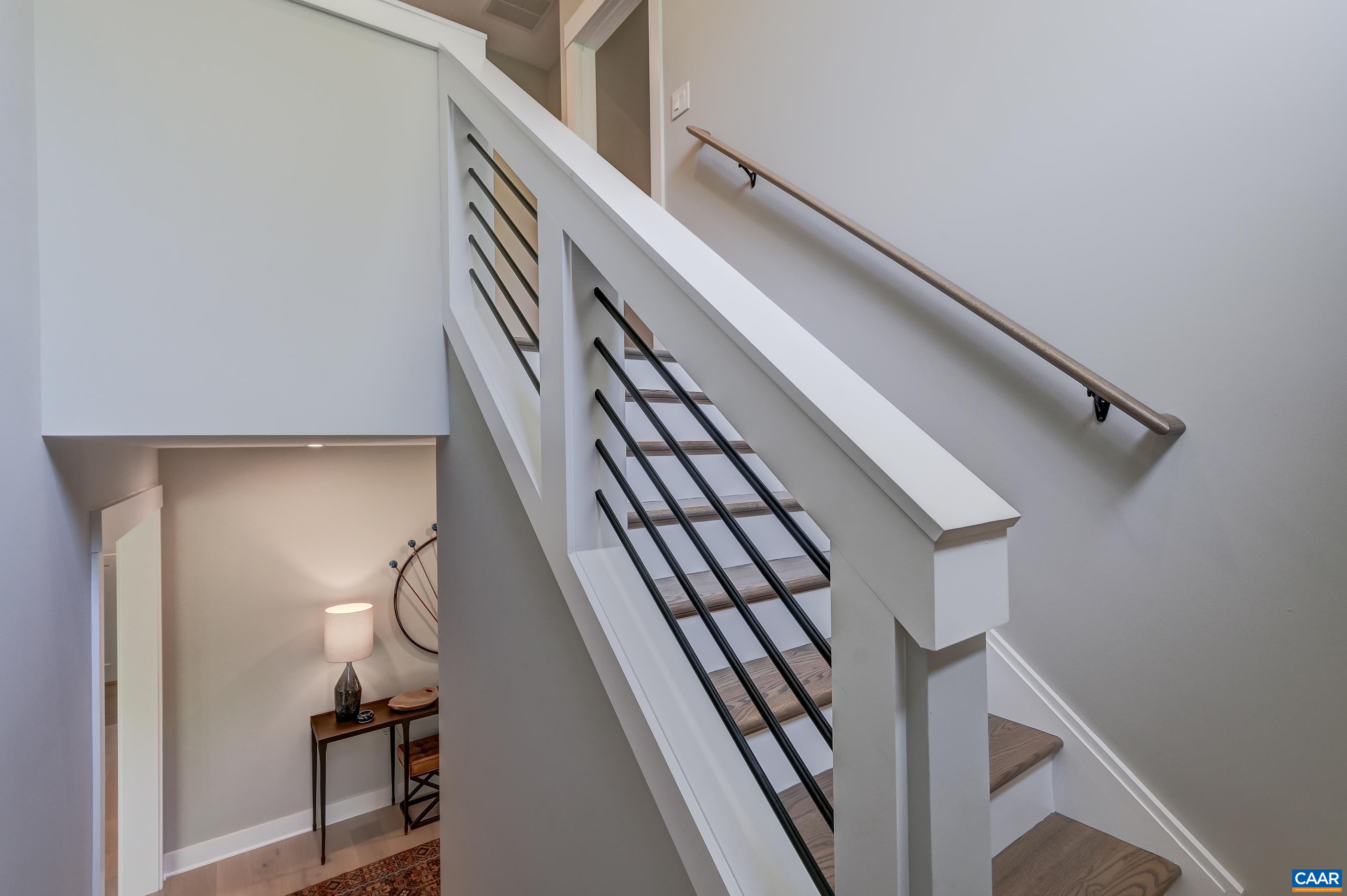 401 LOCHLYN HILL DR