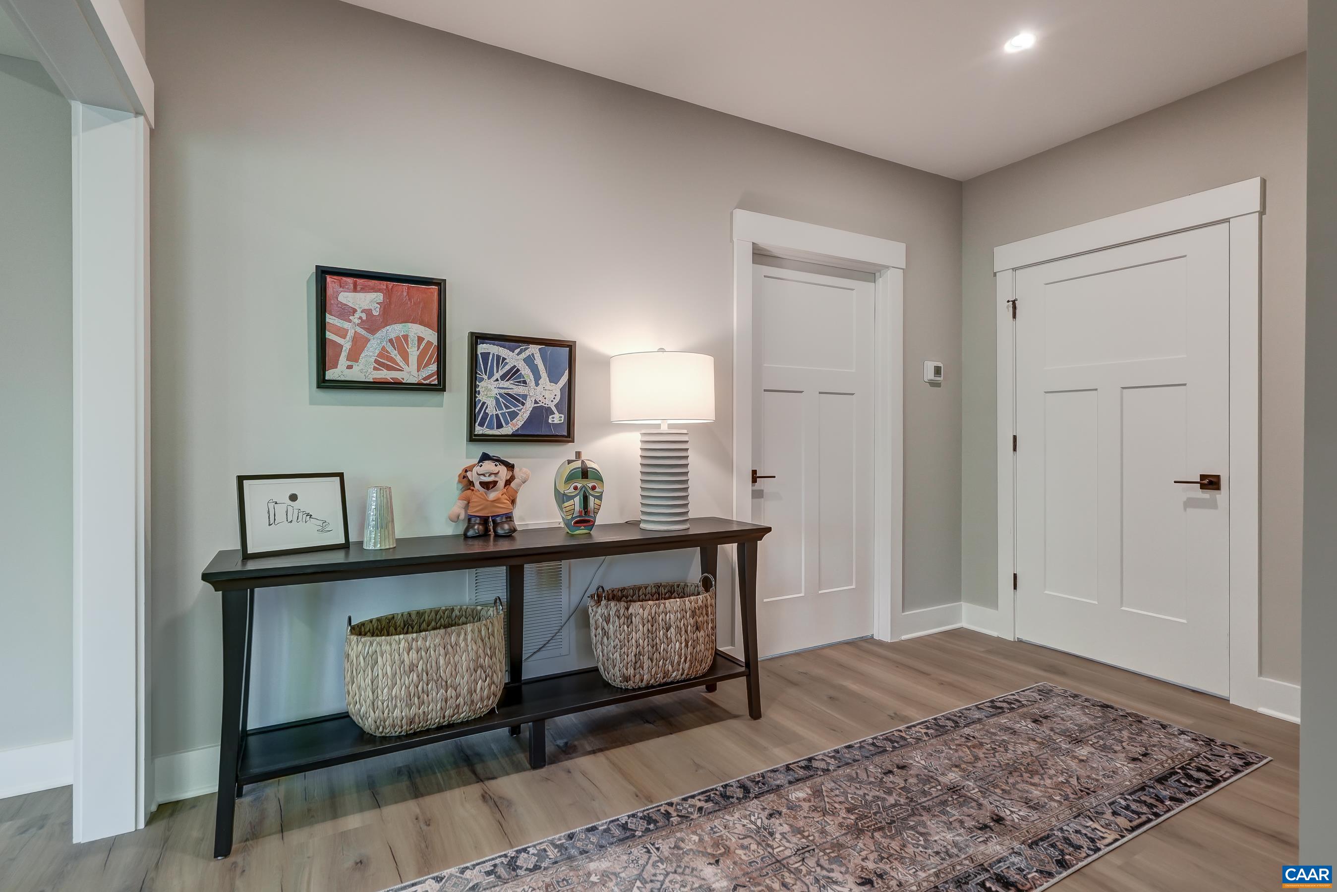 401 LOCHLYN HILL DR