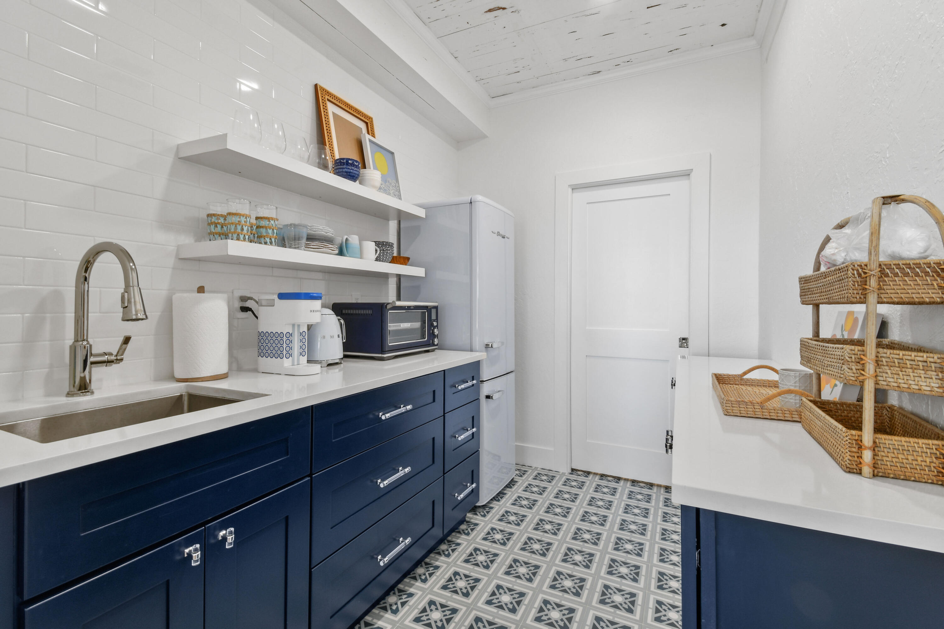 235 Sunrise Avenue Ph6