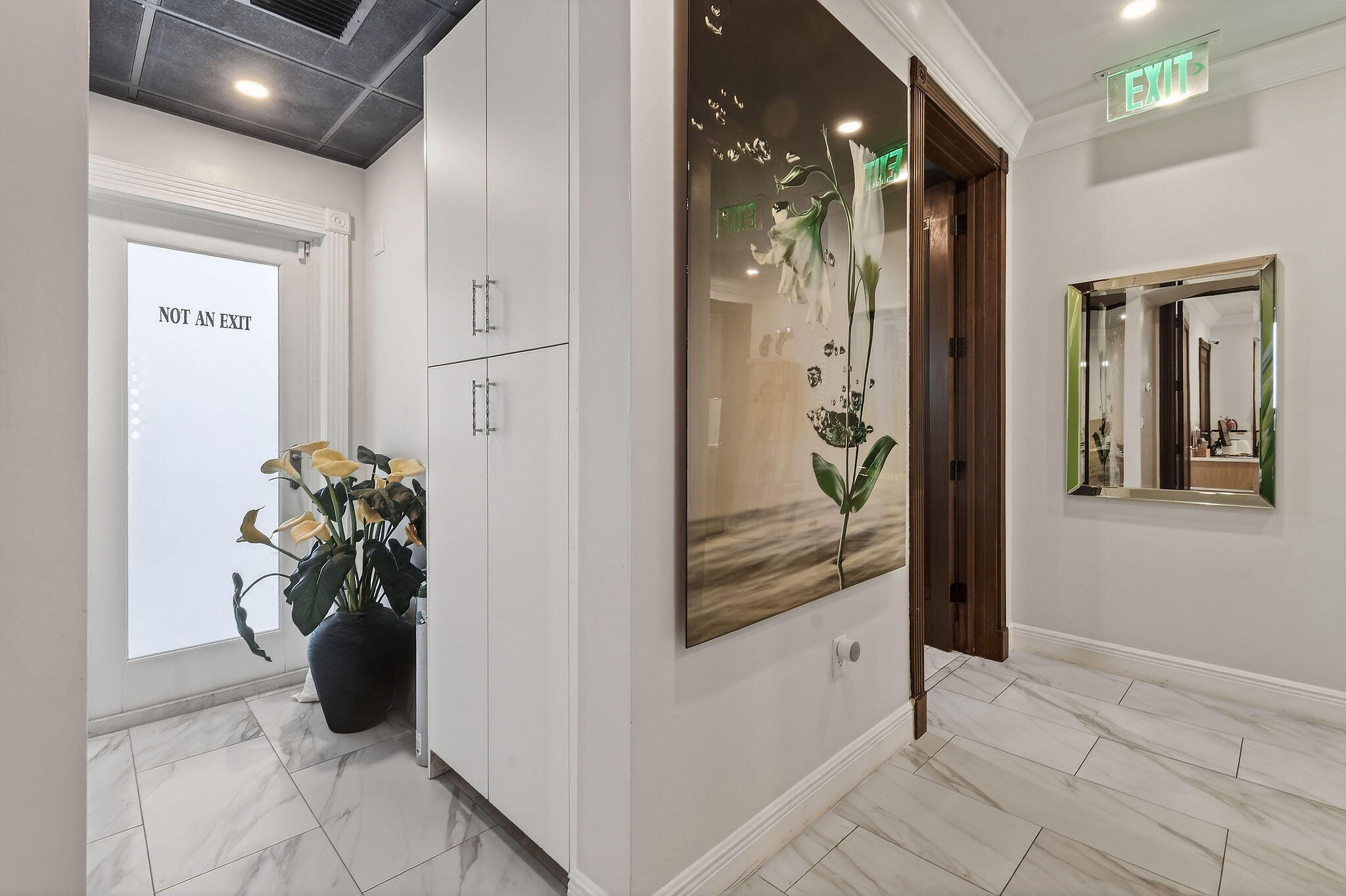 249 Peruvian Avenue 1811