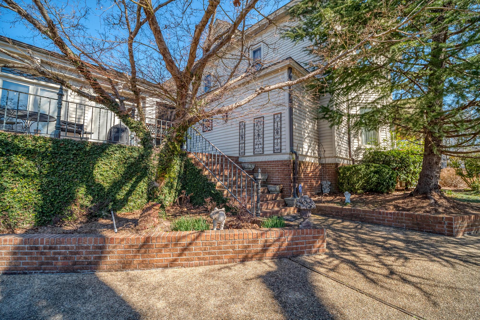 1300 7TH Ave