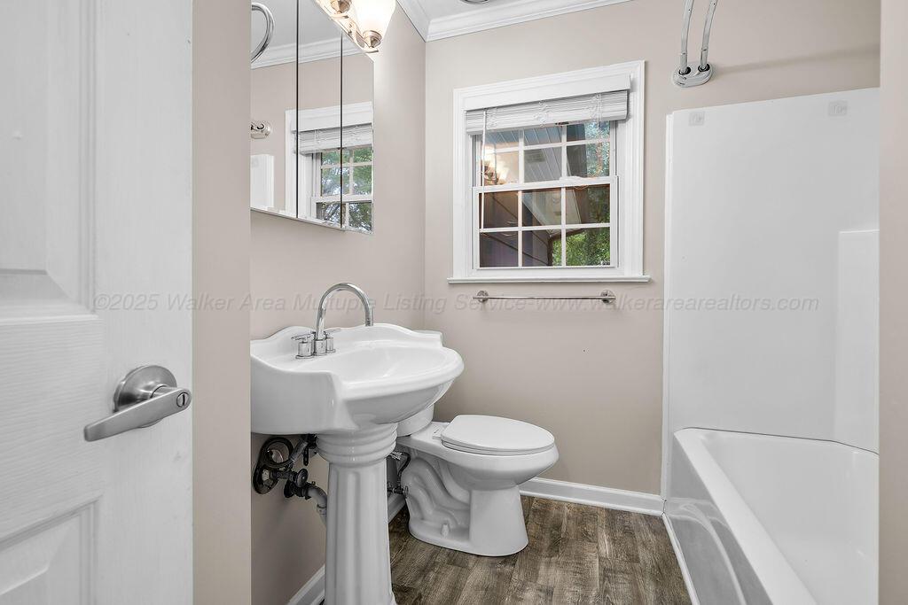 308 W 8TH St
