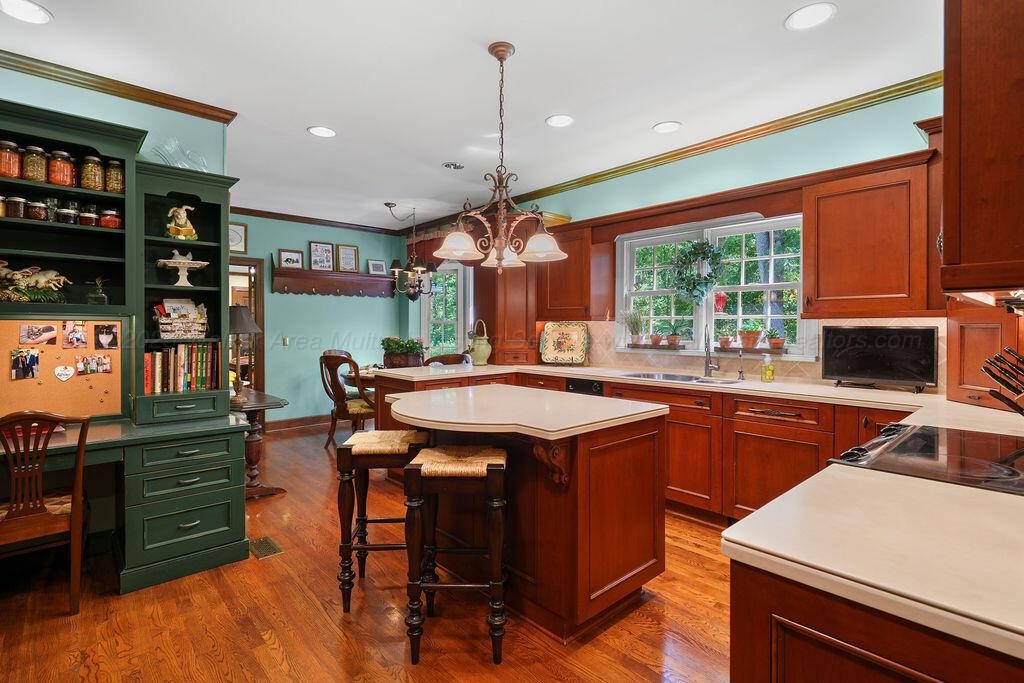 601 GLEN OAKS Cir