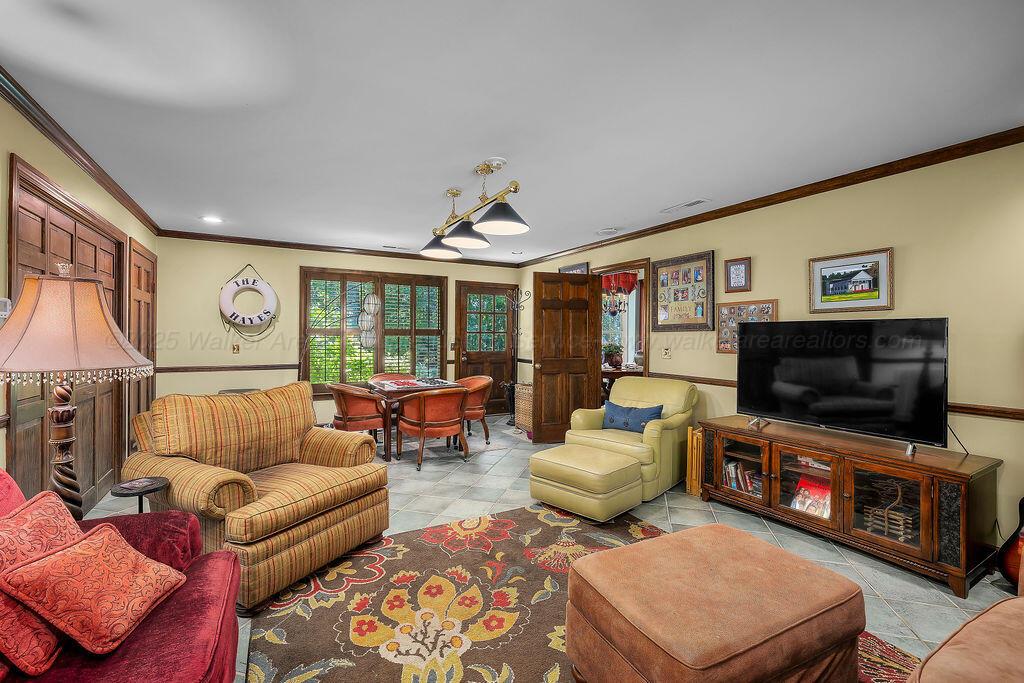 601 GLEN OAKS Cir