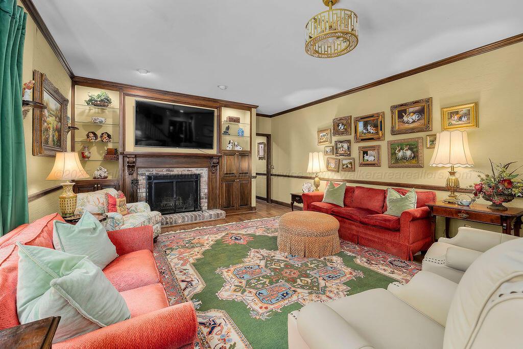 601 GLEN OAKS Cir
