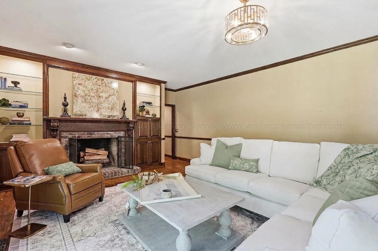 601 GLEN OAKS Cir
