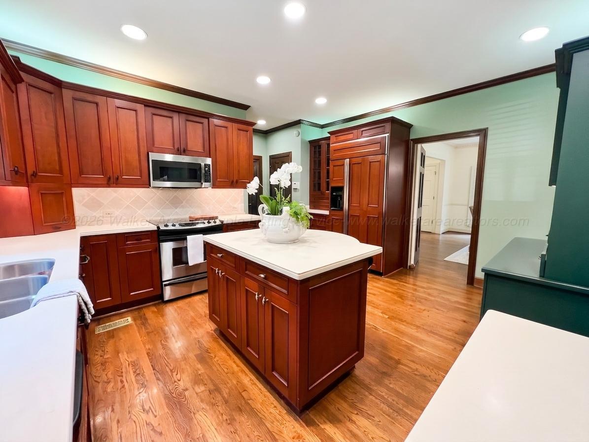 601 GLEN OAKS Cir