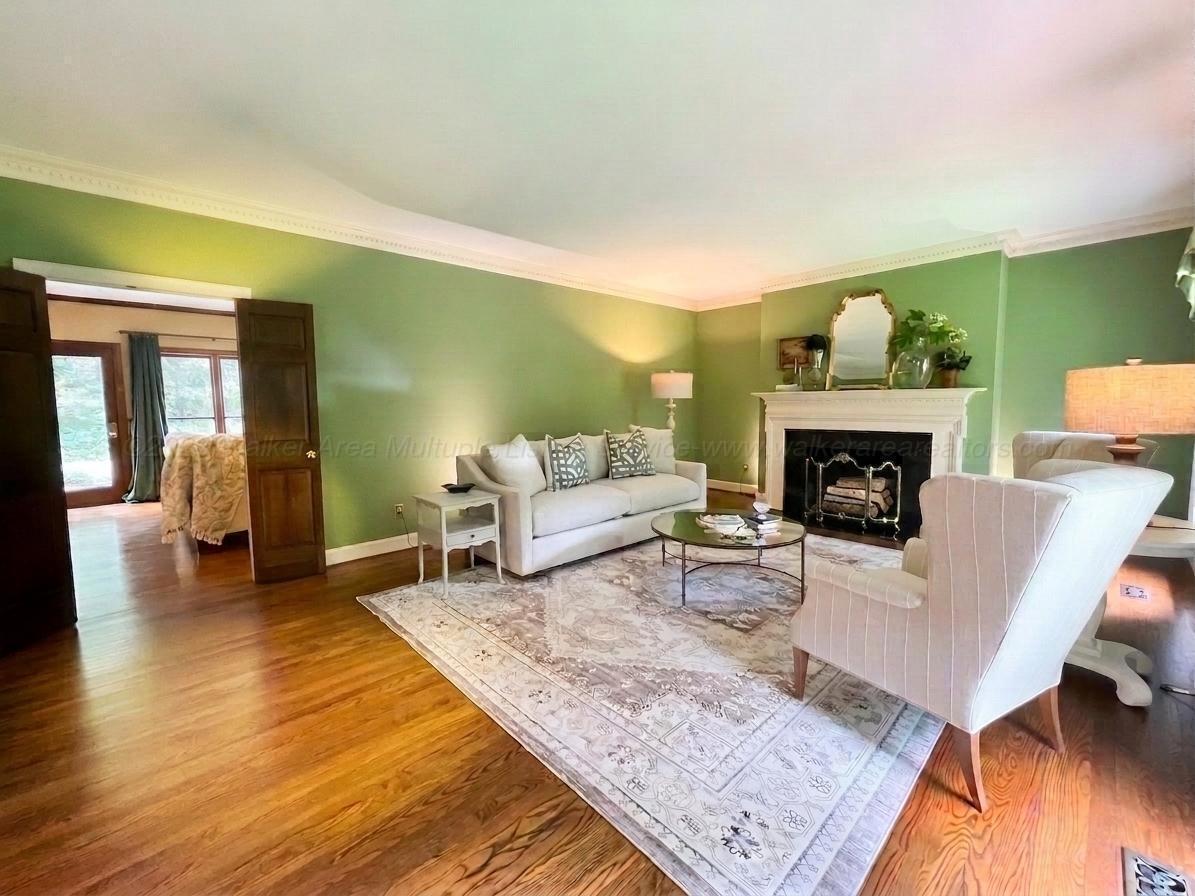 601 GLEN OAKS Cir