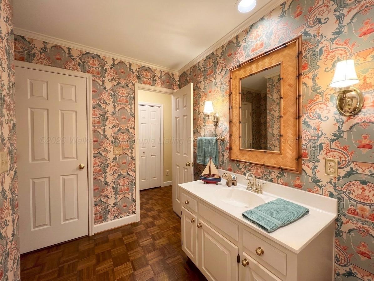 601 GLEN OAKS Cir