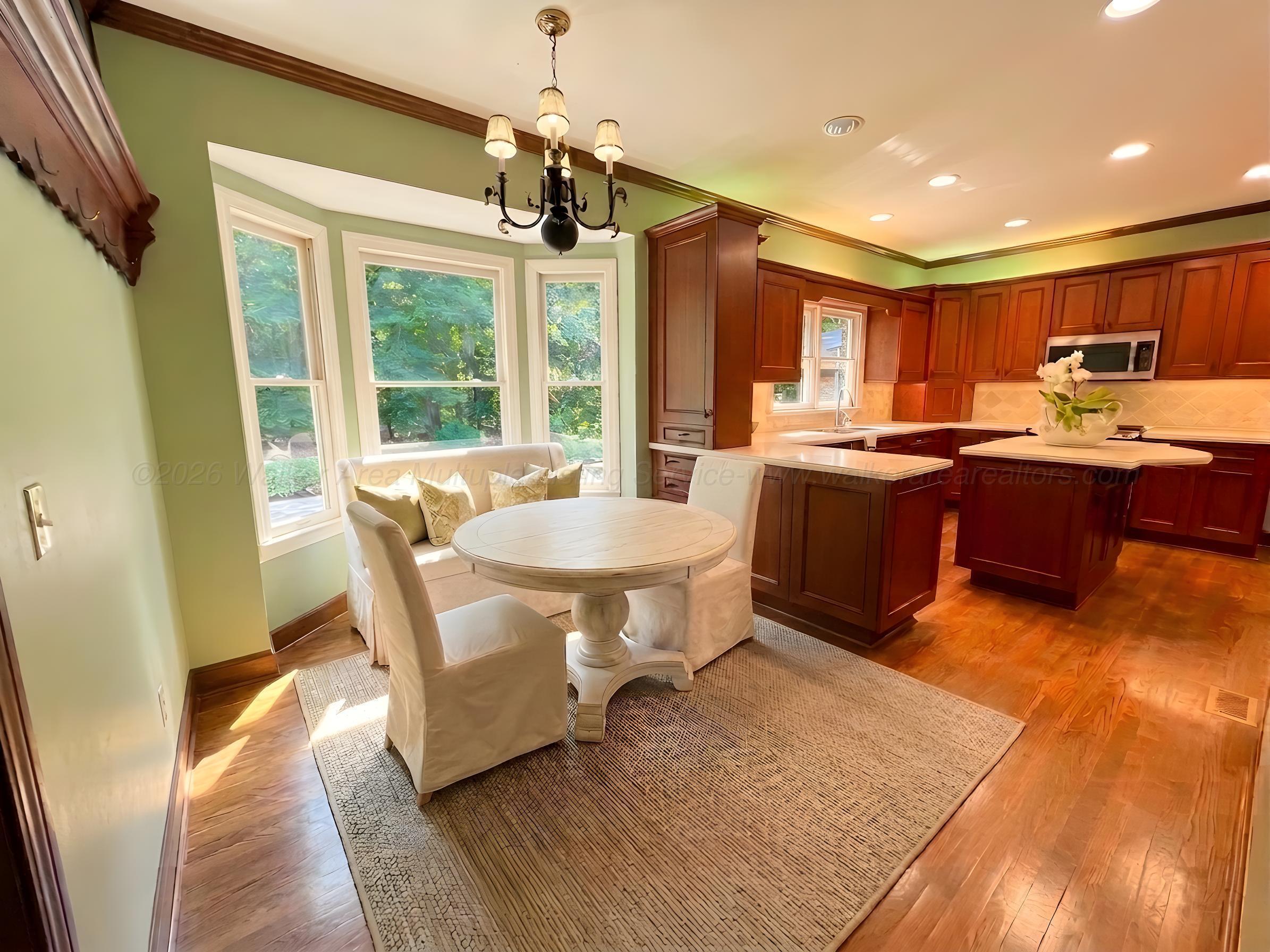 601 GLEN OAKS Cir