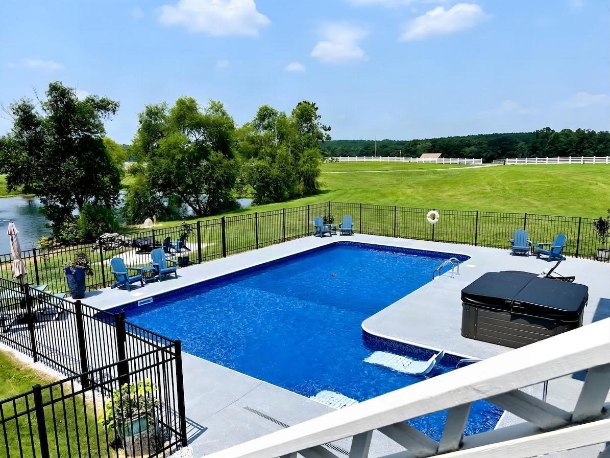 241 BLUEGRASS Ln