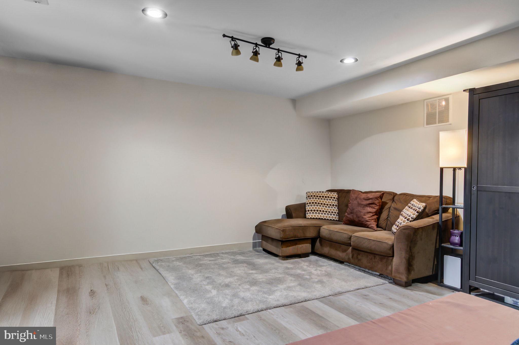 45664 Waterloo Station Sq