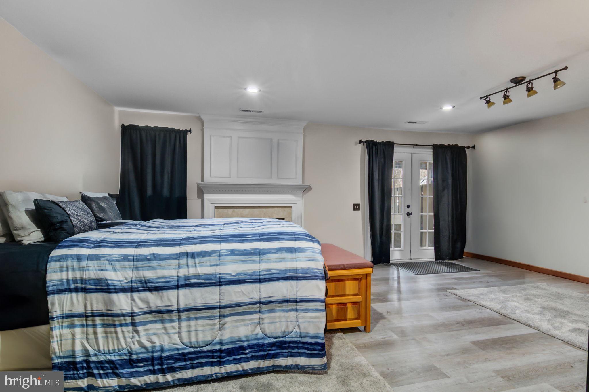 45664 Waterloo Station Sq