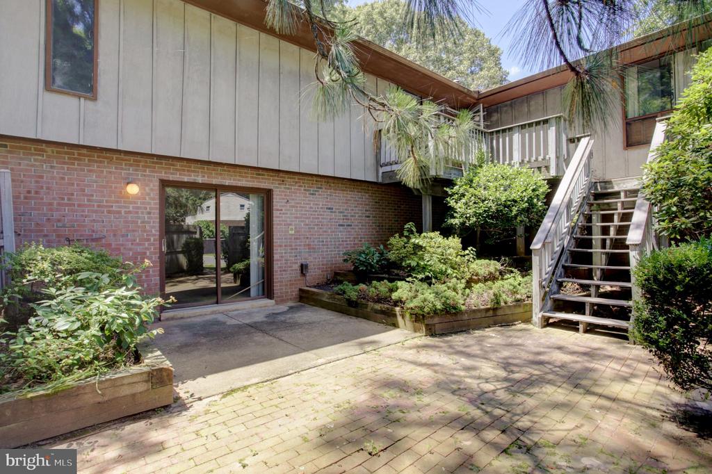 7245 Ridgeway Dr